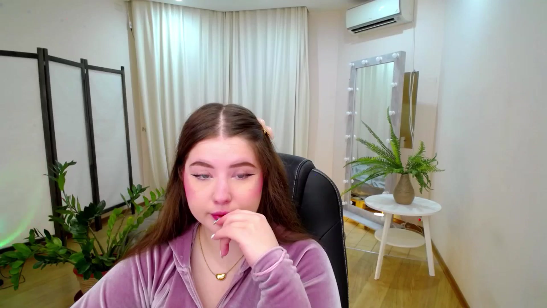Gallery image thumbnail from AdmireMyEyes's myfreecams stream on, 06/21/2025, 18:33 image 3 of 20