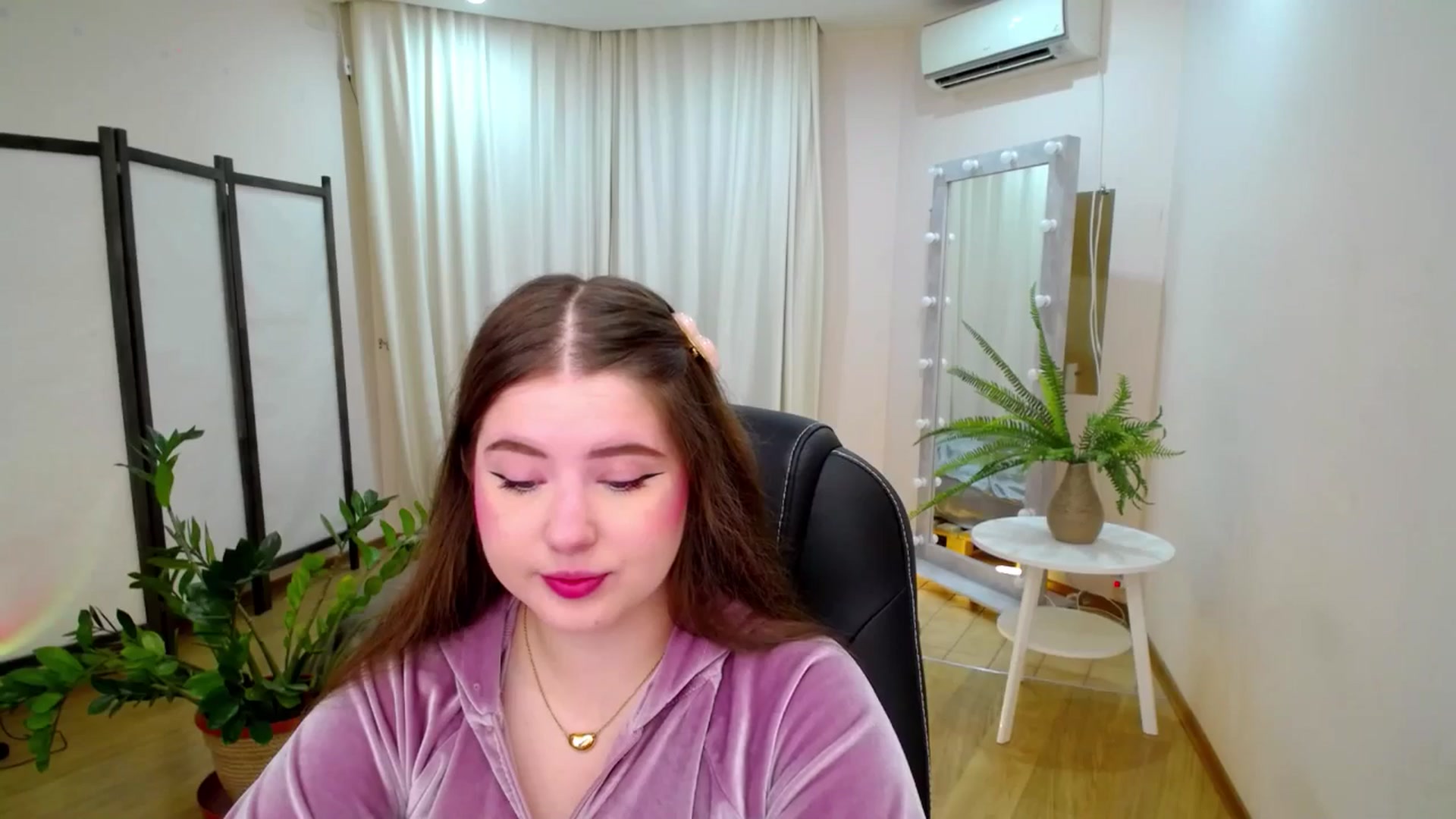 Gallery image thumbnail from AdmireMyEyes's myfreecams stream on, 06/21/2025, 18:33 image 4 of 20