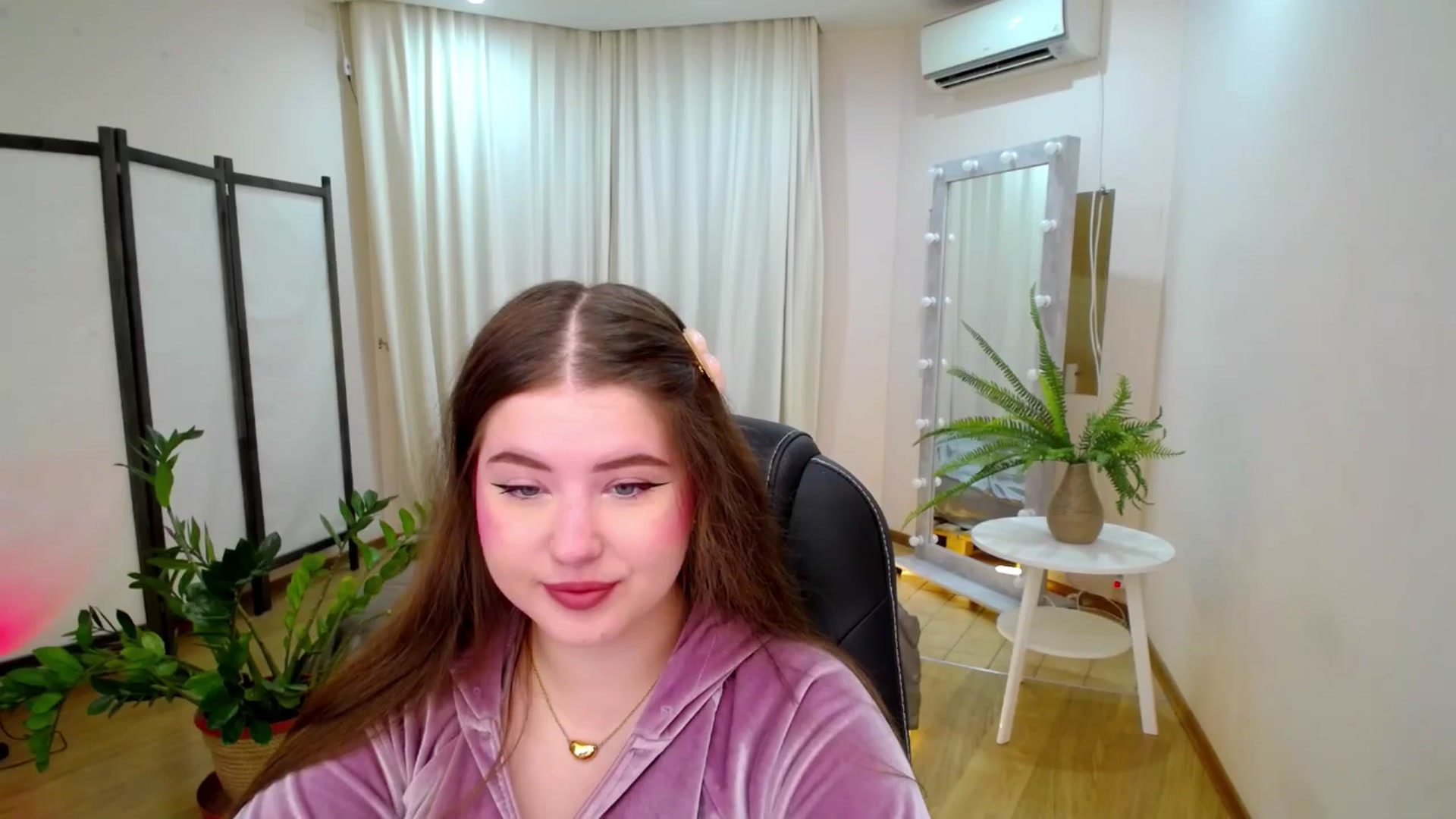 Gallery image thumbnail from AdmireMyEyes's myfreecams stream on, 06/21/2025, 18:33 image 18 of 20