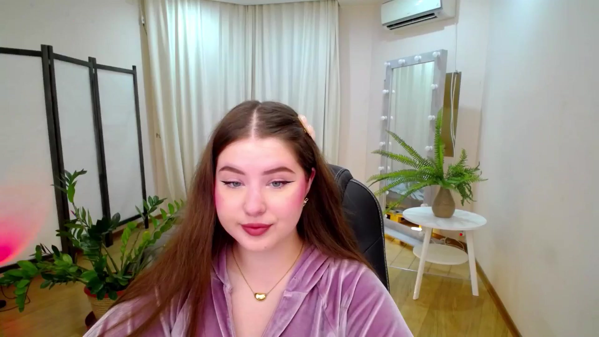 Gallery image thumbnail from AdmireMyEyes's myfreecams stream on, 06/21/2025, 19:47 image 16 of 20