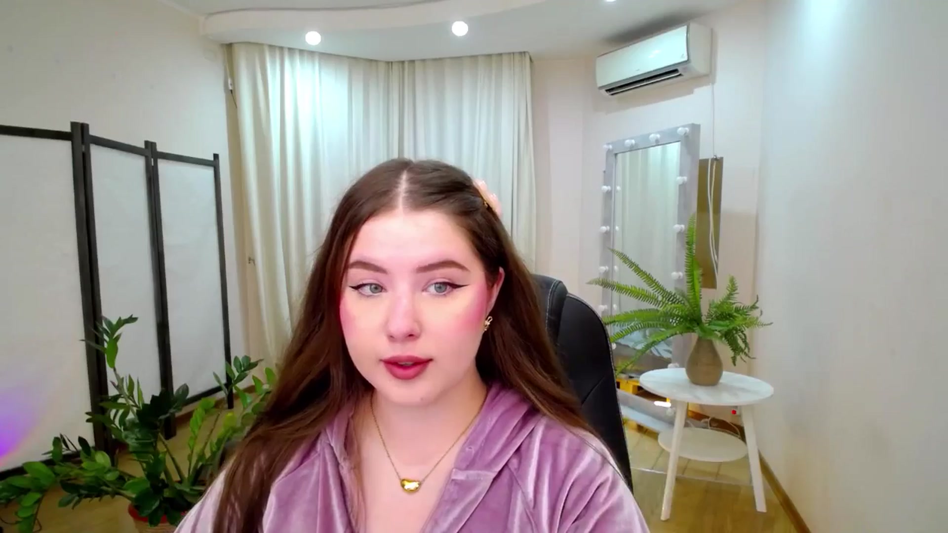 Gallery image thumbnail from AdmireMyEyes's myfreecams stream on, 06/21/2025, 19:47 image 6 of 20