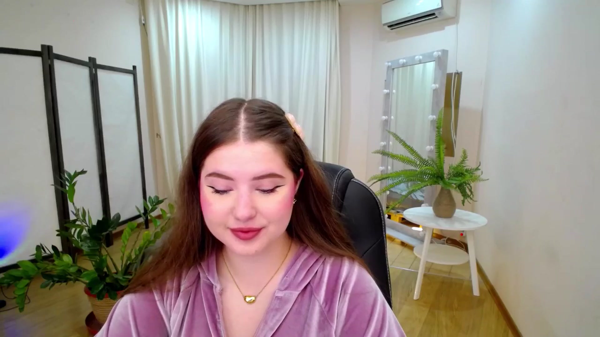 Gallery image thumbnail from AdmireMyEyes's myfreecams stream on, 06/21/2025, 19:47 image 15 of 20