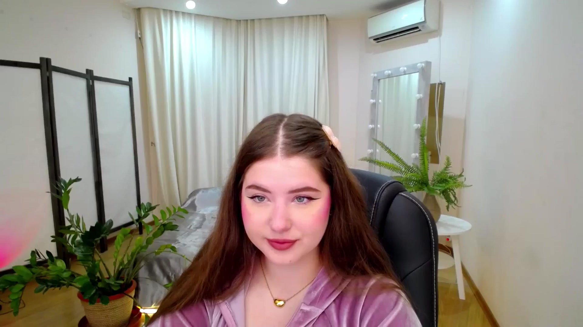 Gallery image thumbnail from AdmireMyEyes's myfreecams stream on, 06/21/2025, 19:47 image 2 of 20