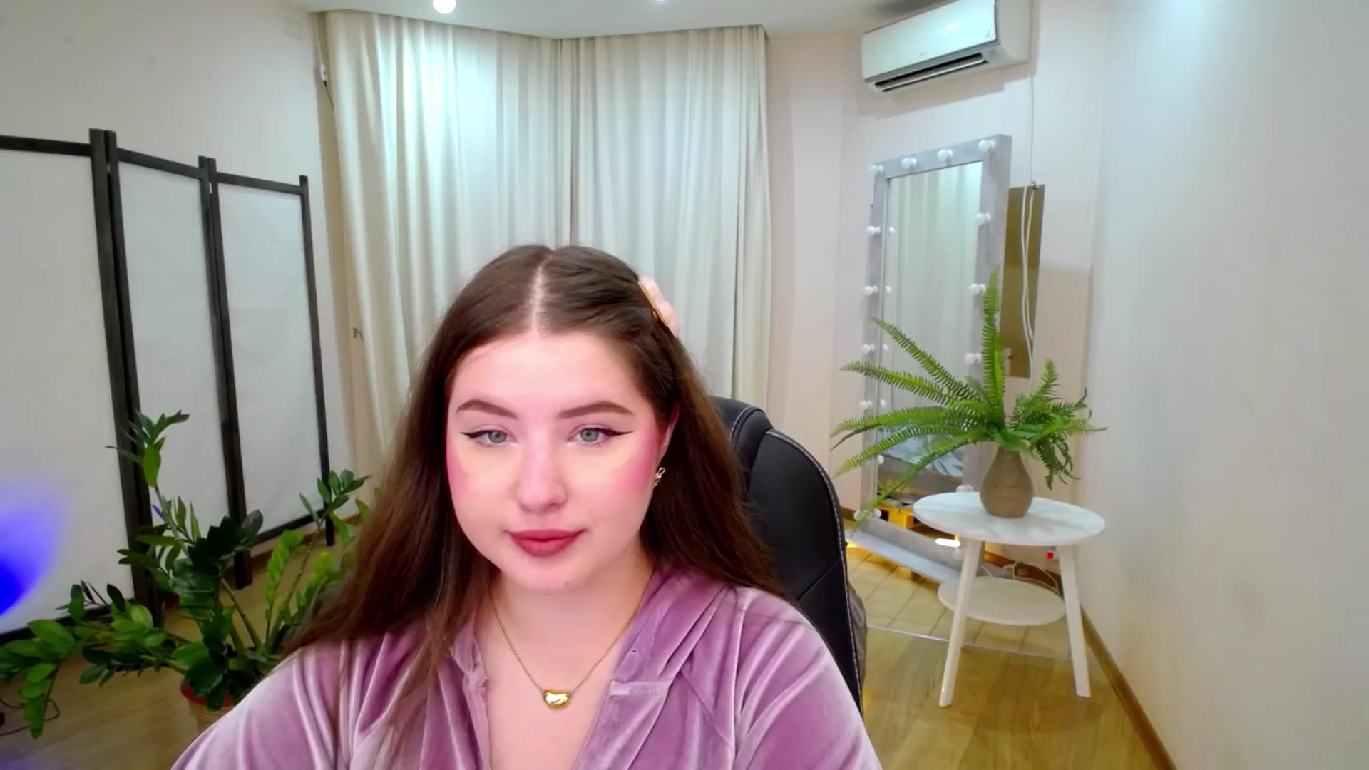 Gallery image thumbnail from AdmireMyEyes's myfreecams stream on, 06/21/2025, 20:54 image 6 of 20