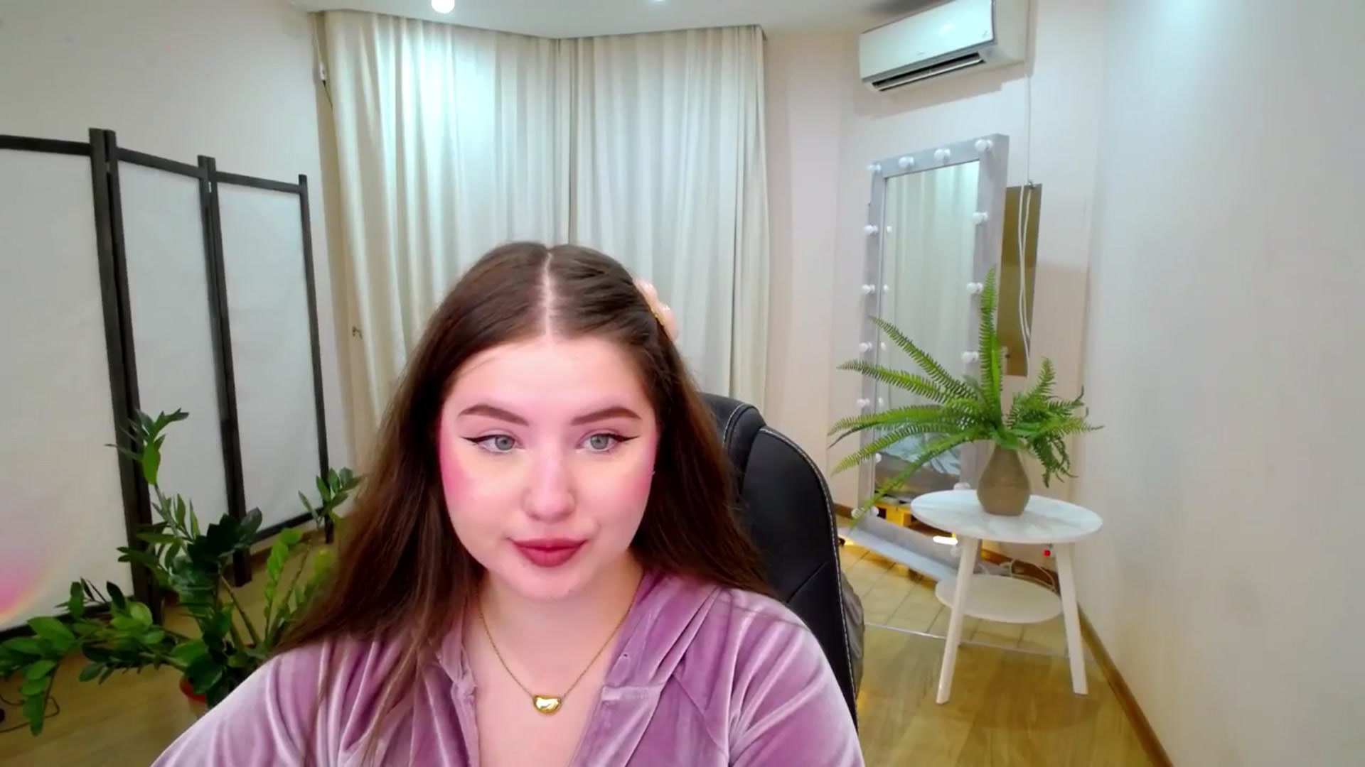 Gallery image thumbnail from AdmireMyEyes's myfreecams stream on, 06/21/2025, 20:54 image 5 of 20