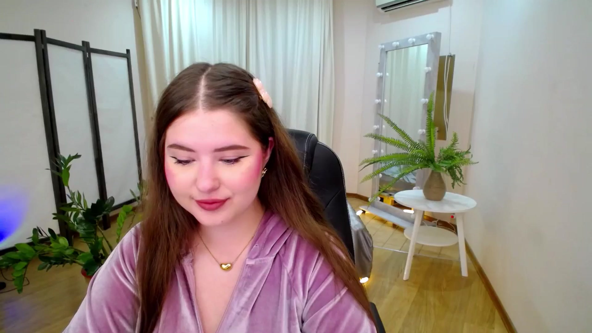 Gallery image thumbnail from AdmireMyEyes's myfreecams stream on, 06/21/2025, 20:54 image 15 of 20