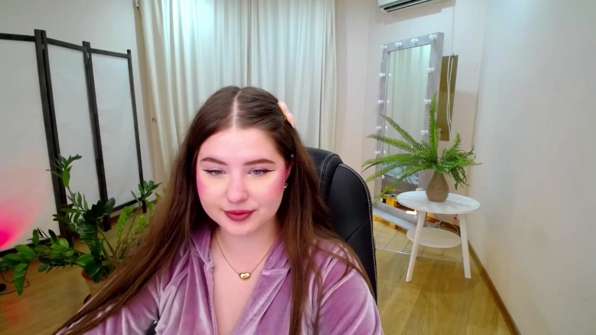 Gallery image thumbnail from AdmireMyEyes's myfreecams stream on, 06/21/2025, 20:54 image 16 of 20