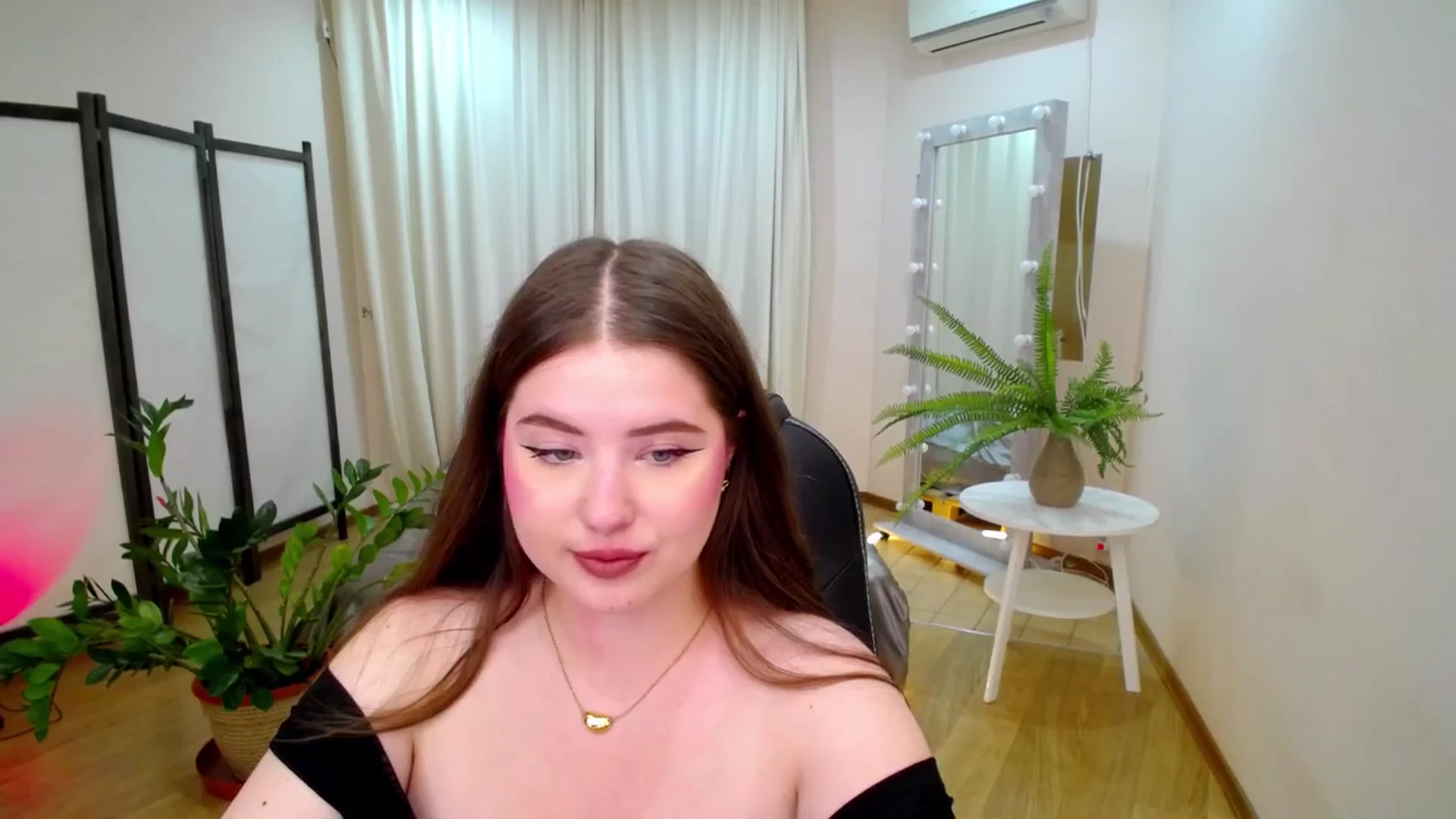 Gallery image thumbnail from AdmireMyEyes's myfreecams stream on, 06/21/2025, 23:29 image 18 of 20