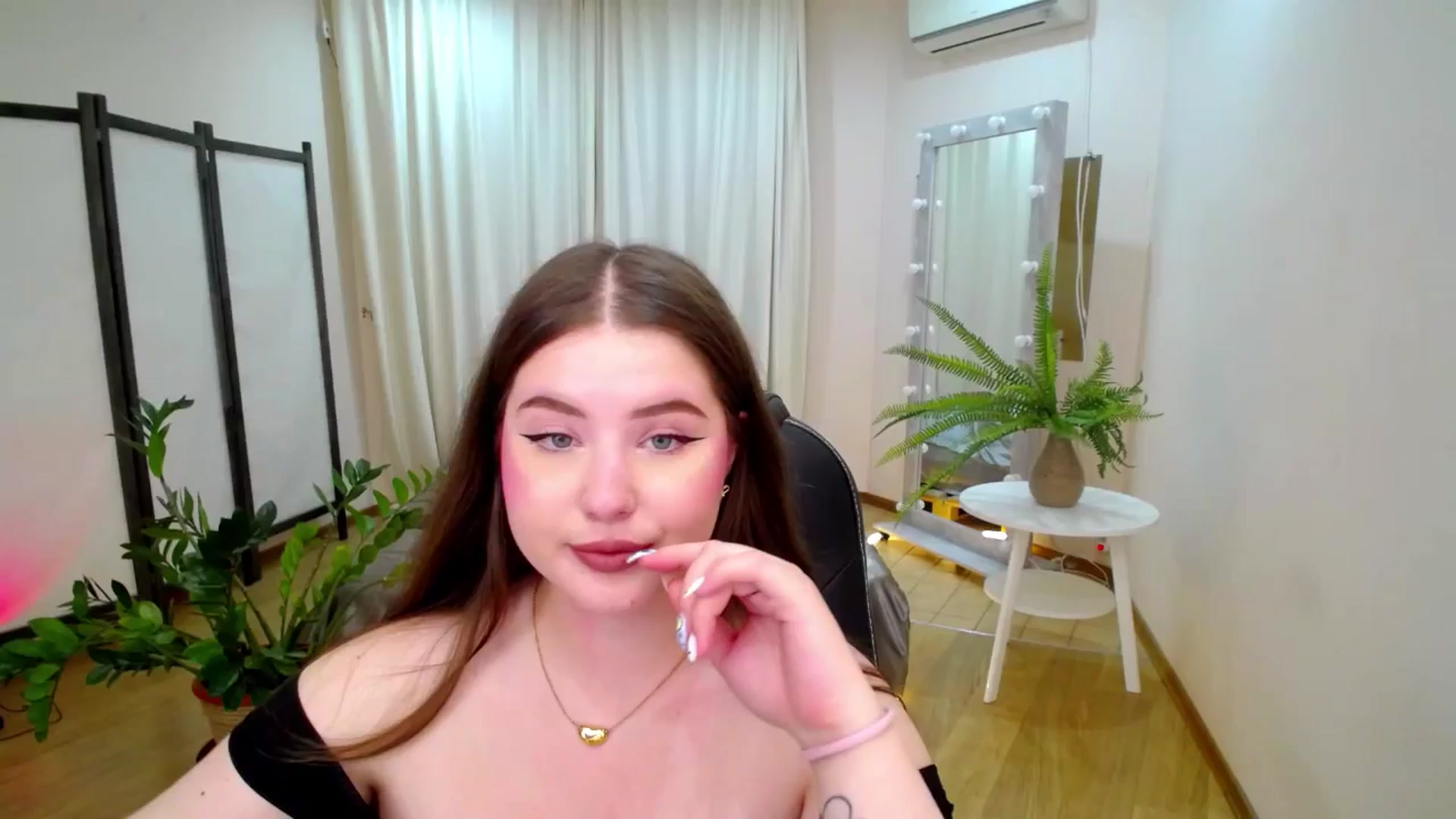 Gallery image thumbnail from AdmireMyEyes's myfreecams stream on, 06/21/2025, 23:29 image 19 of 20