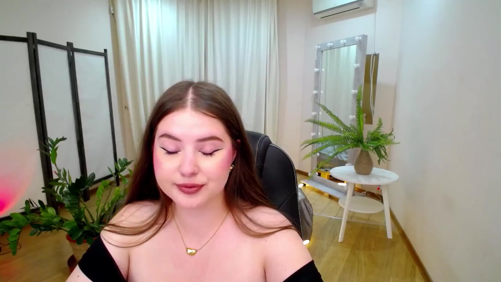 Gallery image thumbnail from AdmireMyEyes's myfreecams stream on, 06/21/2025, 23:29 image 15 of 20