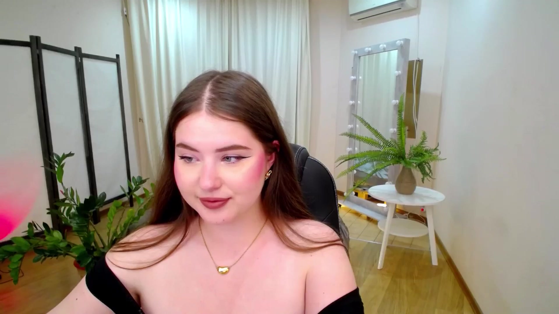 Gallery image thumbnail from AdmireMyEyes's myfreecams stream on, 06/21/2025, 23:29 image 14 of 20