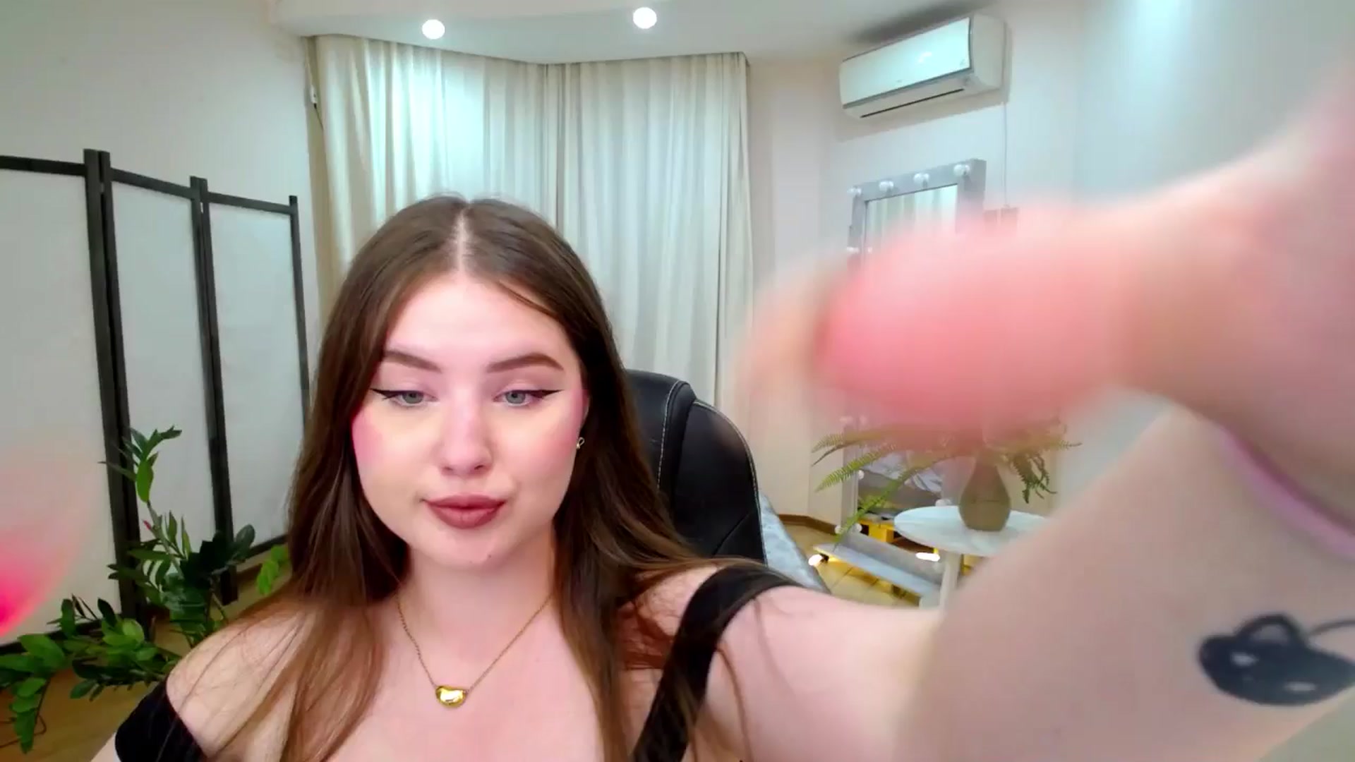 Gallery image thumbnail from AdmireMyEyes's myfreecams stream on, 06/21/2025, 23:29 image 12 of 20