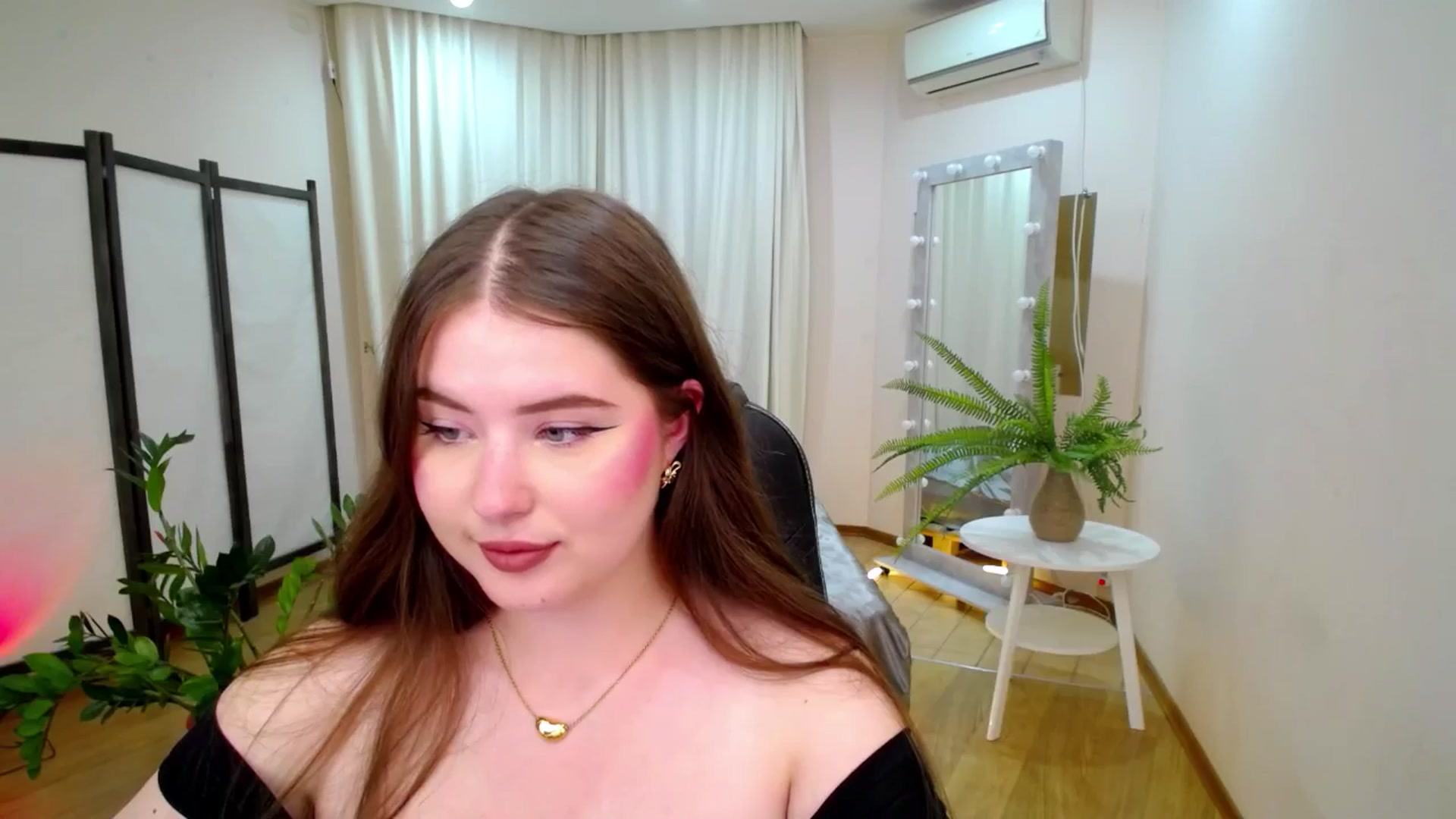 Gallery image thumbnail from AdmireMyEyes's myfreecams stream on, 06/21/2025, 23:29 image 13 of 20