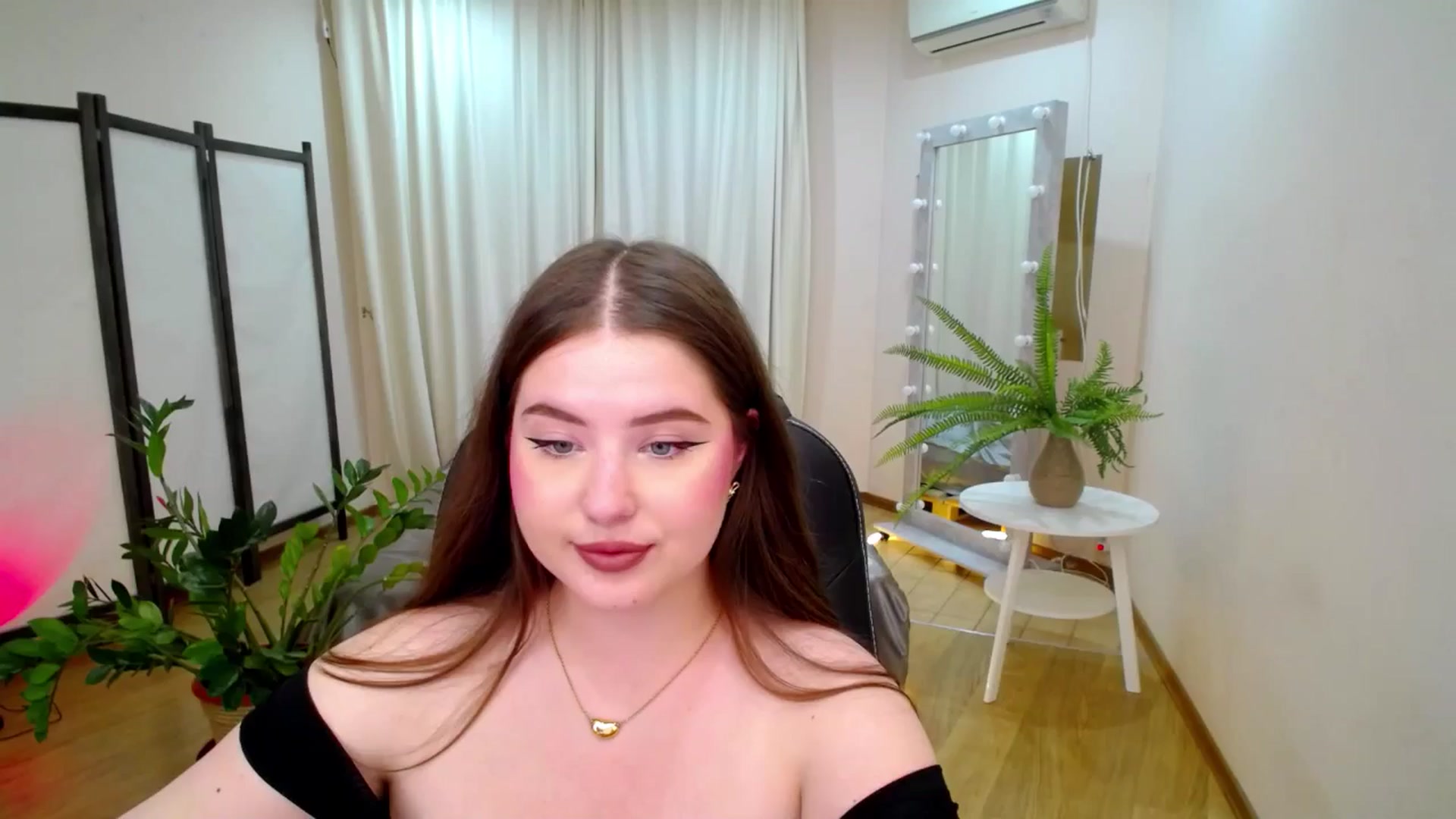 Gallery image thumbnail from AdmireMyEyes's myfreecams stream on, 06/21/2025, 23:29 image 17 of 20
