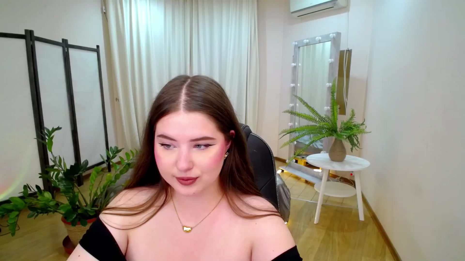 Gallery image thumbnail from AdmireMyEyes's myfreecams stream on, 06/21/2025, 23:29 image 16 of 20
