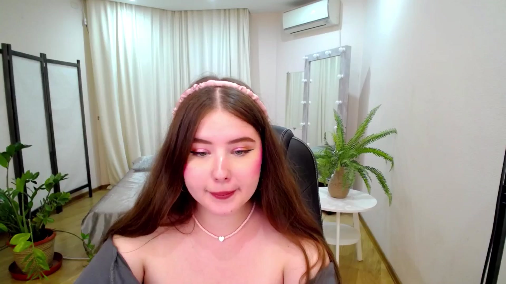Gallery image thumbnail from AdmireMyEyes's myfreecams stream on, 07/06/2025, 08:24 image 19 of 20