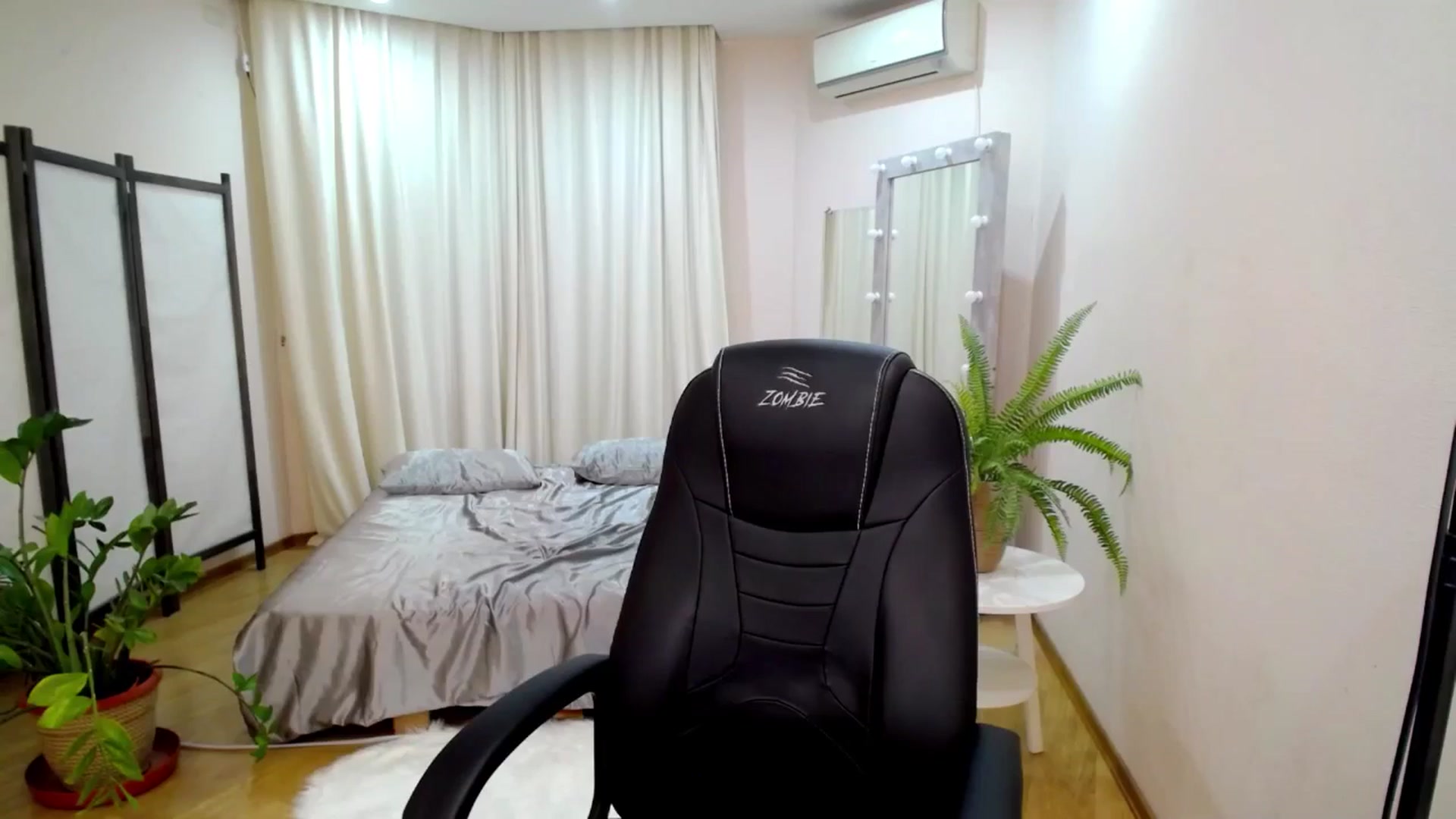 Gallery image thumbnail from AdmireMyEyes's myfreecams stream on, 07/06/2025, 08:24 image 17 of 20