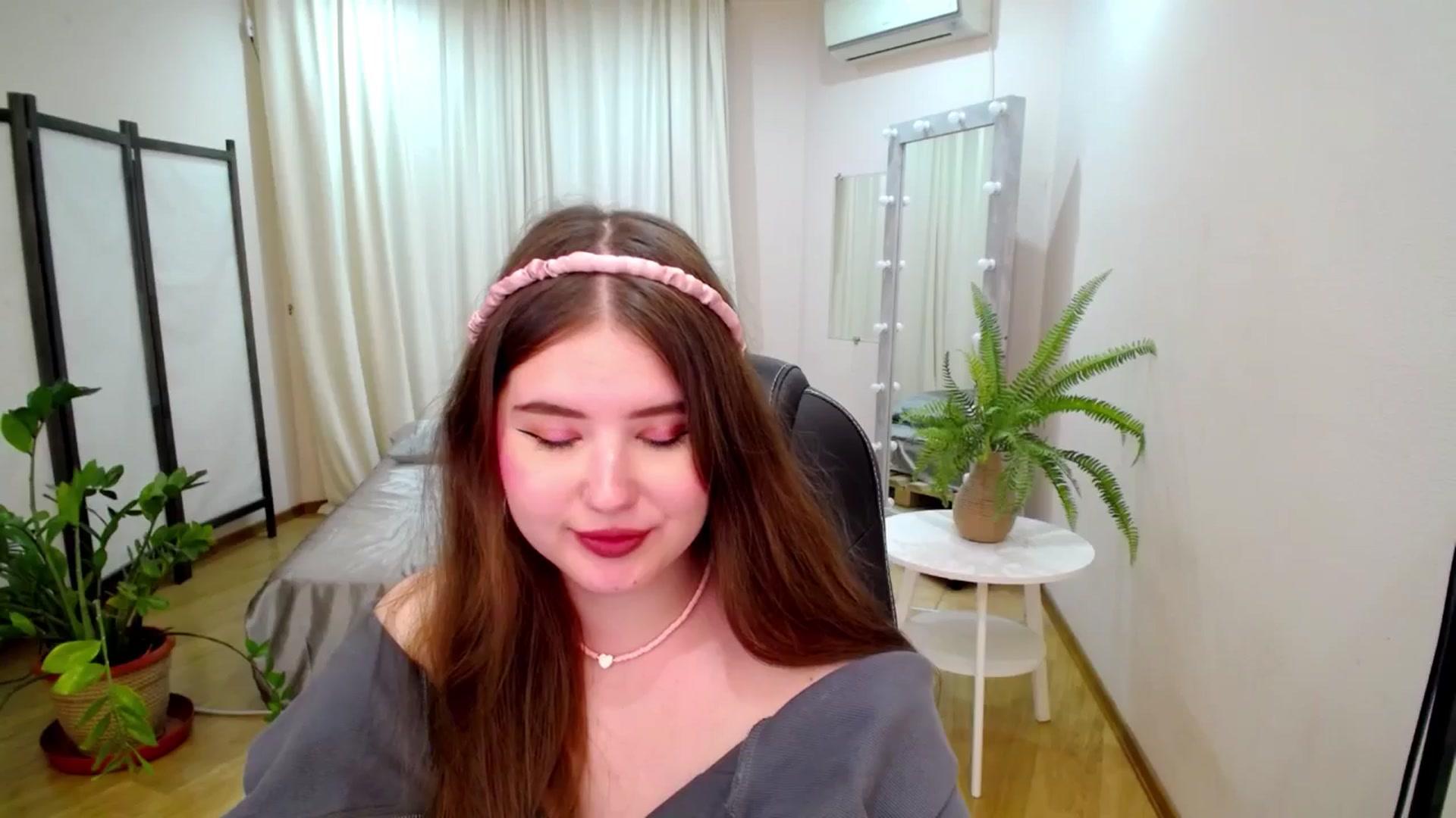 Gallery image thumbnail from AdmireMyEyes's myfreecams stream on, 07/06/2025, 08:24 image 4 of 20