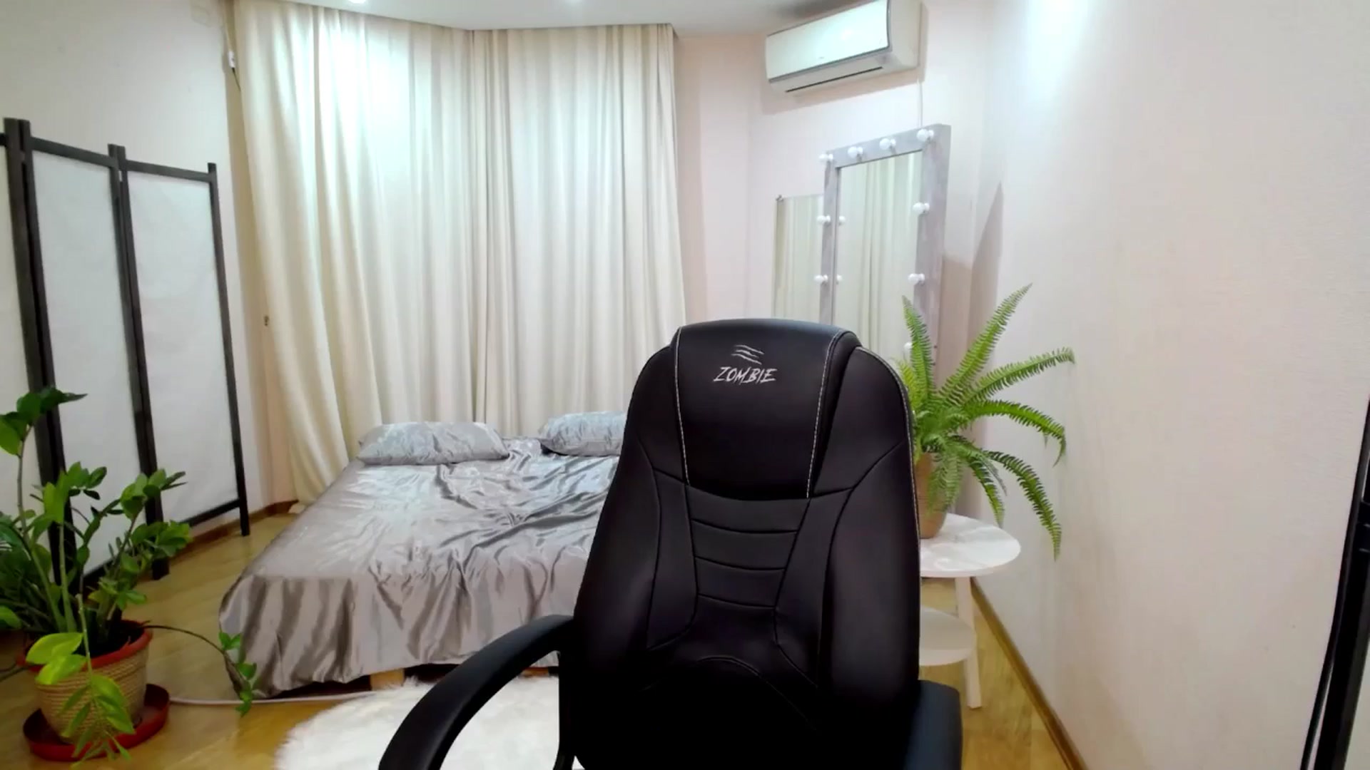 Gallery image thumbnail from AdmireMyEyes's myfreecams stream on, 07/06/2025, 08:24 image 16 of 20