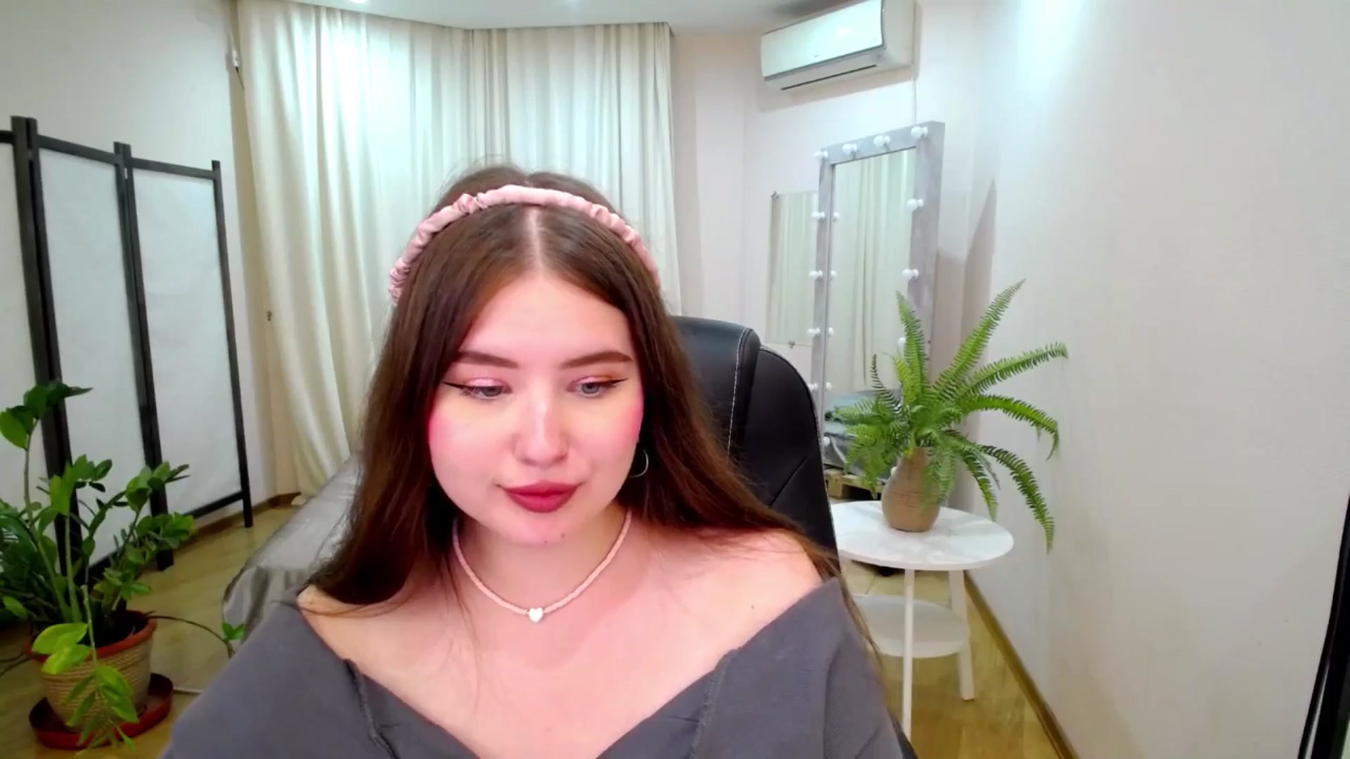 Gallery image thumbnail from AdmireMyEyes's myfreecams stream on, 07/06/2025, 08:24 image 11 of 20