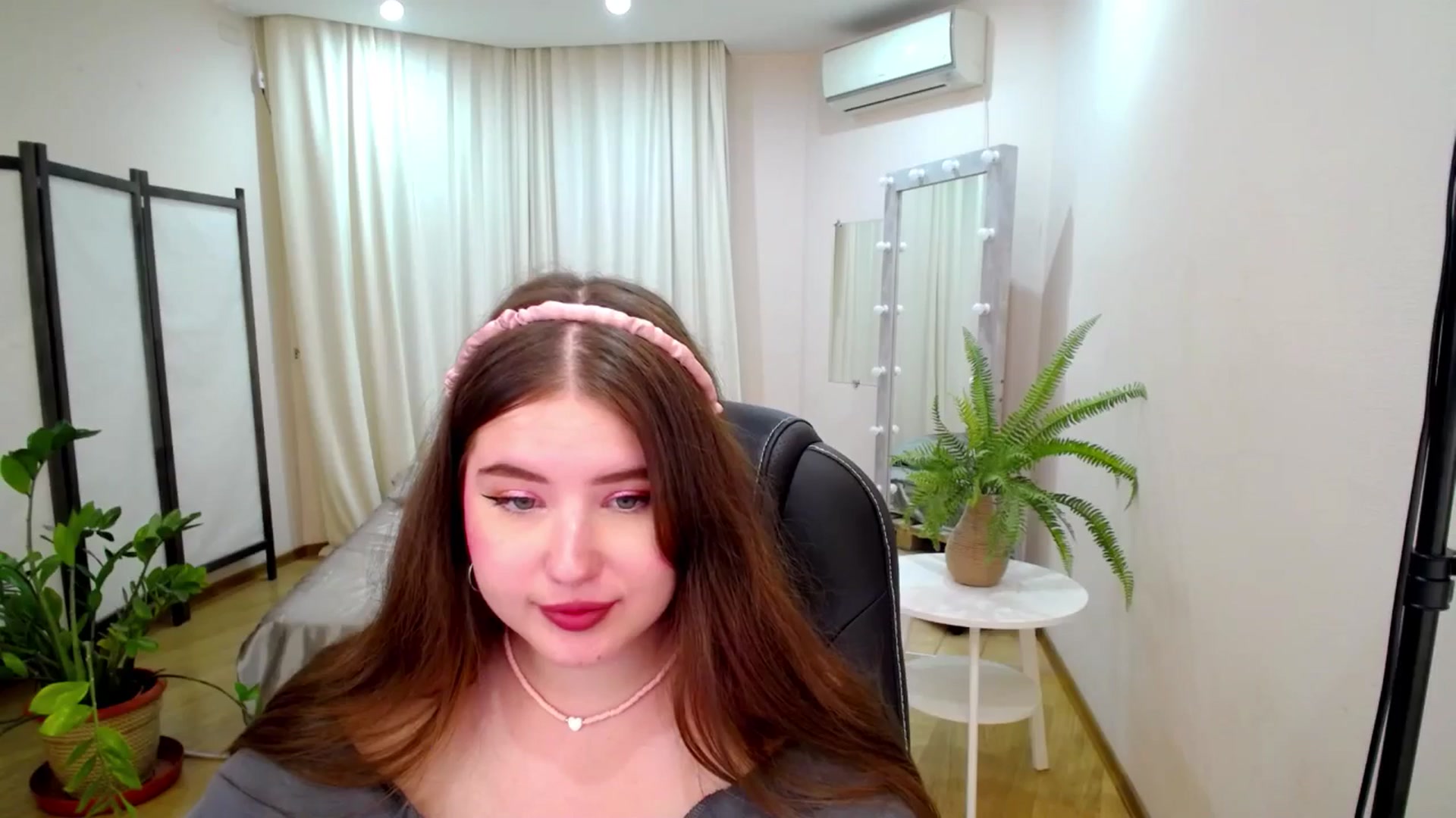 Gallery image thumbnail from AdmireMyEyes's myfreecams stream on, 07/06/2025, 08:55 image 6 of 20