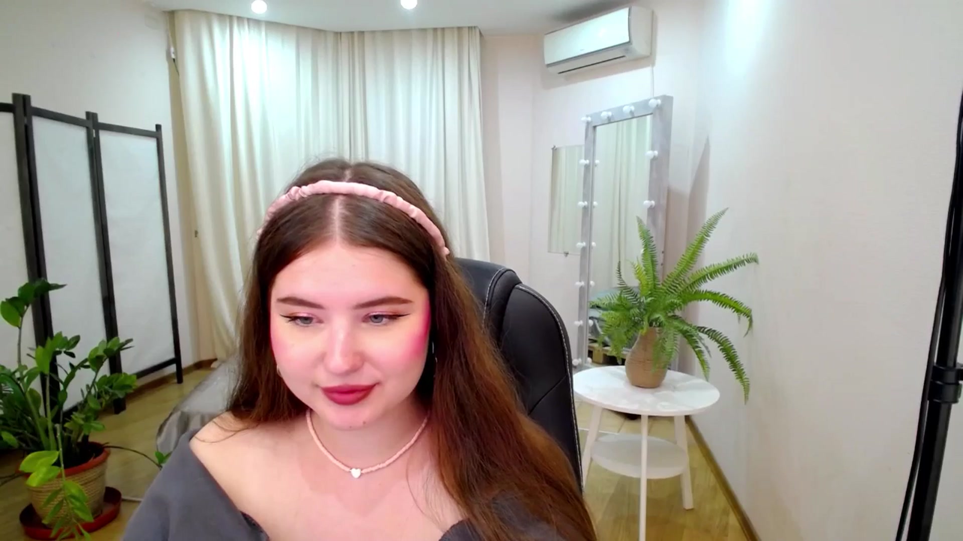 Gallery image thumbnail from AdmireMyEyes's myfreecams stream on, 07/06/2025, 08:55 image 2 of 20