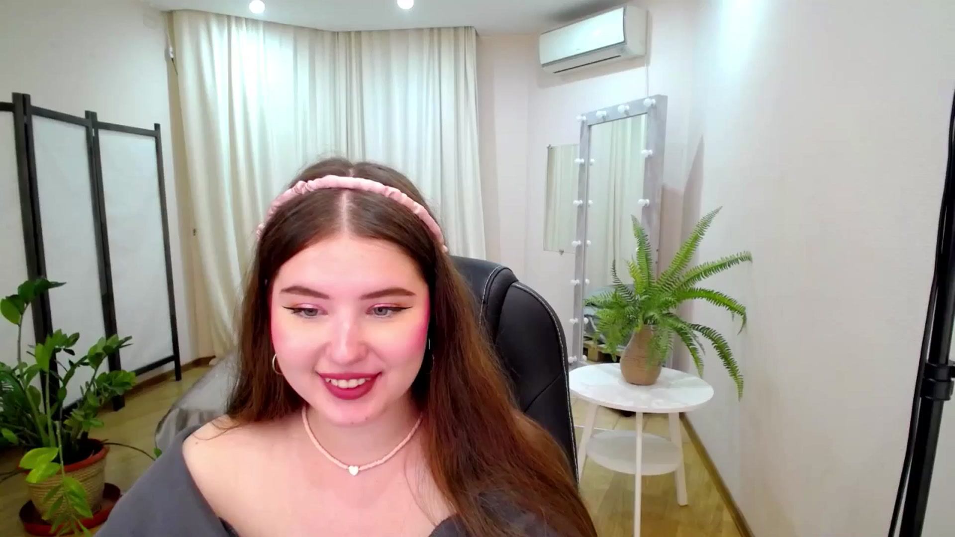 Gallery image thumbnail from AdmireMyEyes's myfreecams stream on, 07/06/2025, 08:55 image 1 of 20