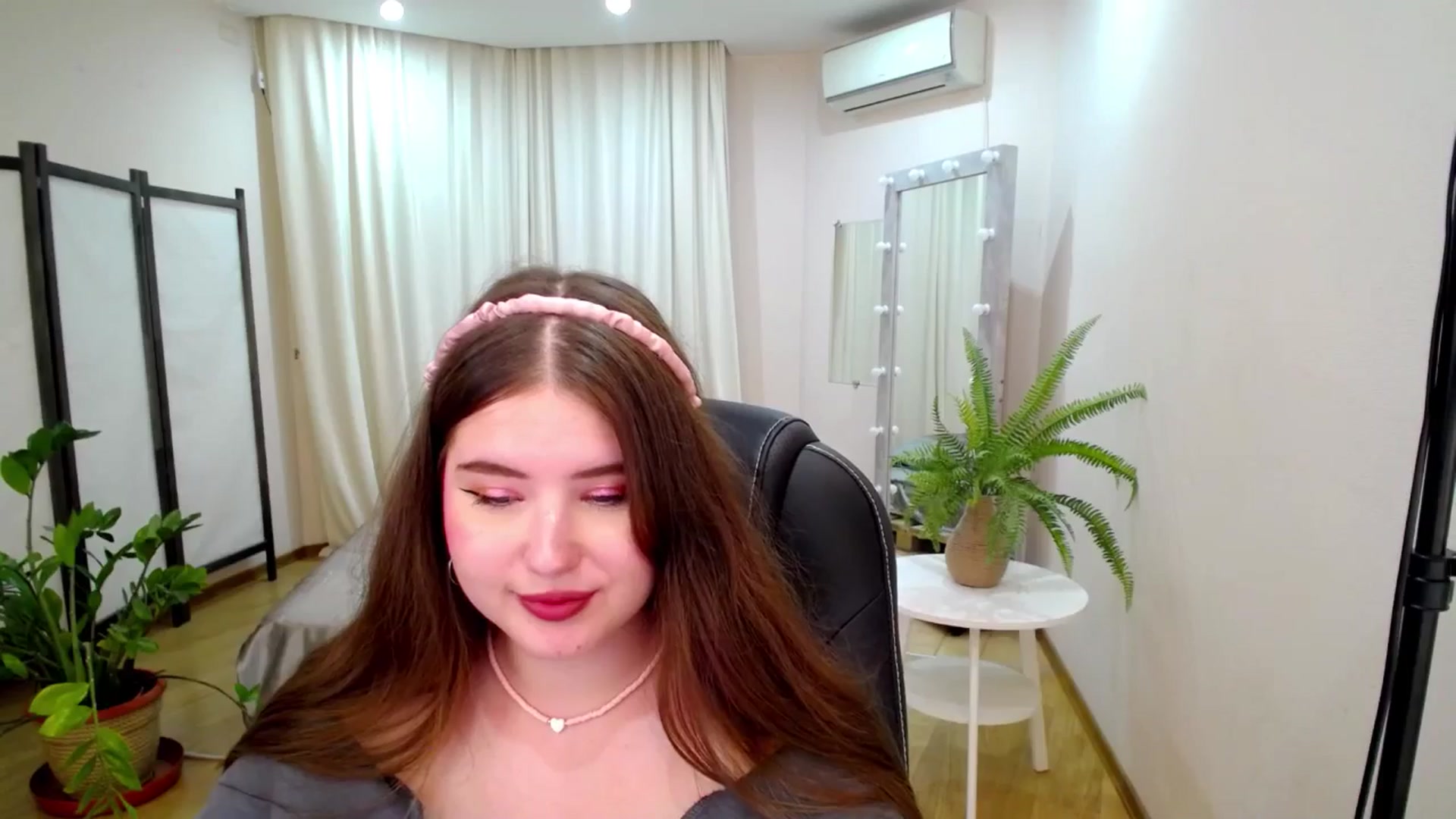Gallery image thumbnail from AdmireMyEyes's myfreecams stream on, 07/06/2025, 08:55 image 7 of 20