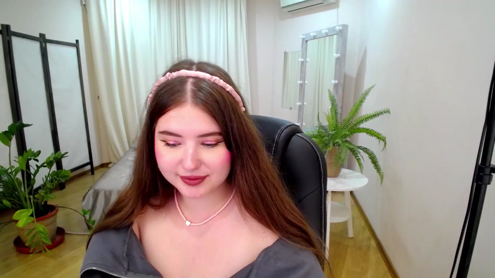Gallery image thumbnail from AdmireMyEyes's myfreecams stream on, 07/06/2025, 09:49 image 5 of 20