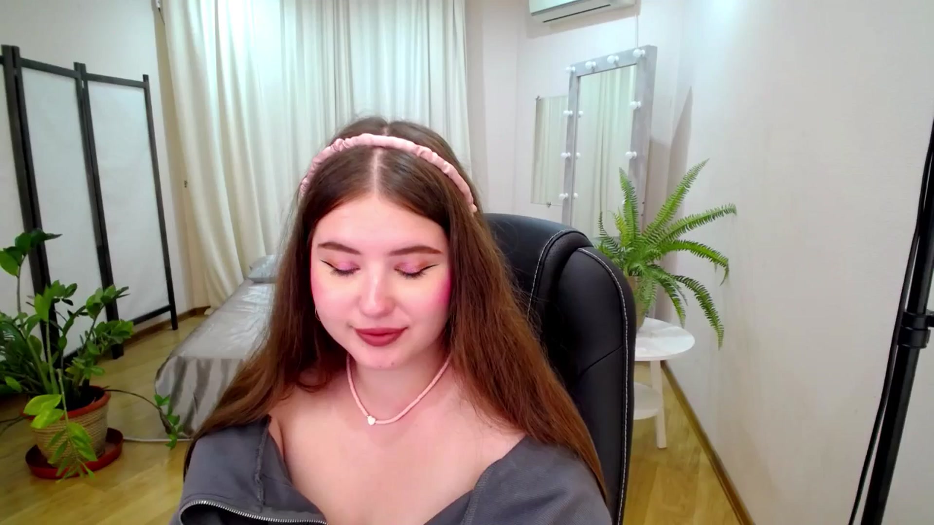 Gallery image thumbnail from AdmireMyEyes's myfreecams stream on, 07/06/2025, 09:49 image 3 of 20