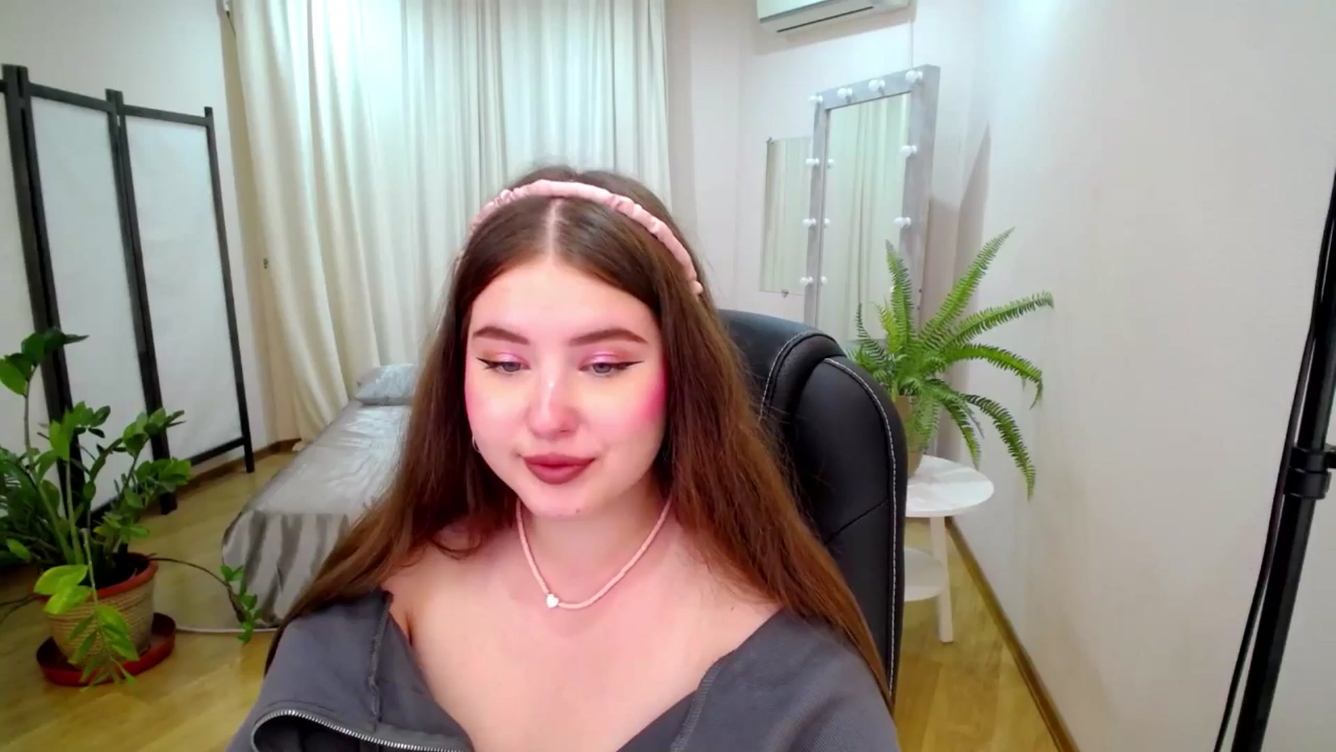 Gallery image thumbnail from AdmireMyEyes's myfreecams stream on, 07/06/2025, 09:49 image 2 of 20