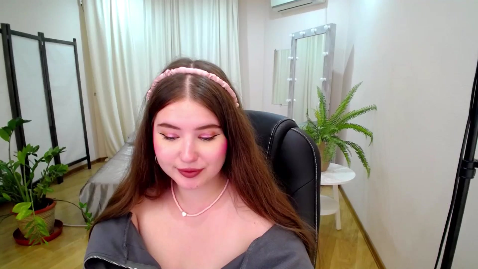 Gallery image thumbnail from AdmireMyEyes's myfreecams stream on, 07/06/2025, 09:49 image 4 of 20