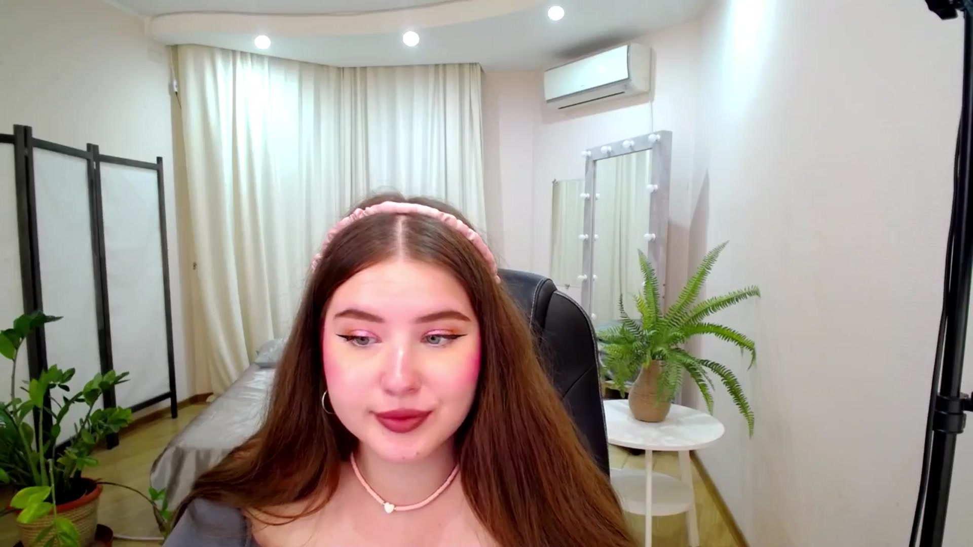 Gallery image thumbnail from AdmireMyEyes's myfreecams stream on, 07/06/2025, 09:49 image 19 of 20