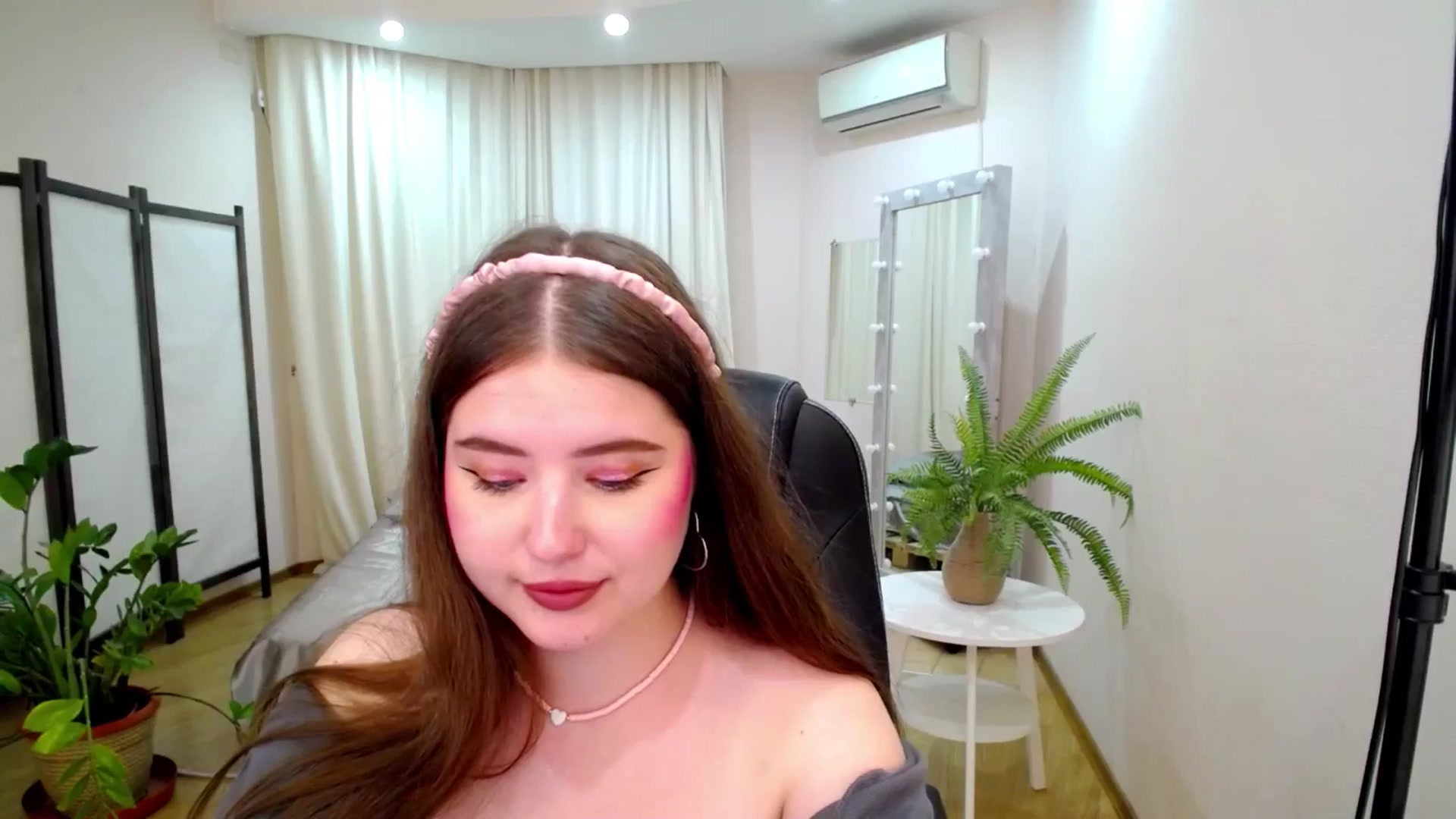 Gallery image thumbnail from AdmireMyEyes's myfreecams stream on, 07/06/2025, 09:49 image 9 of 20