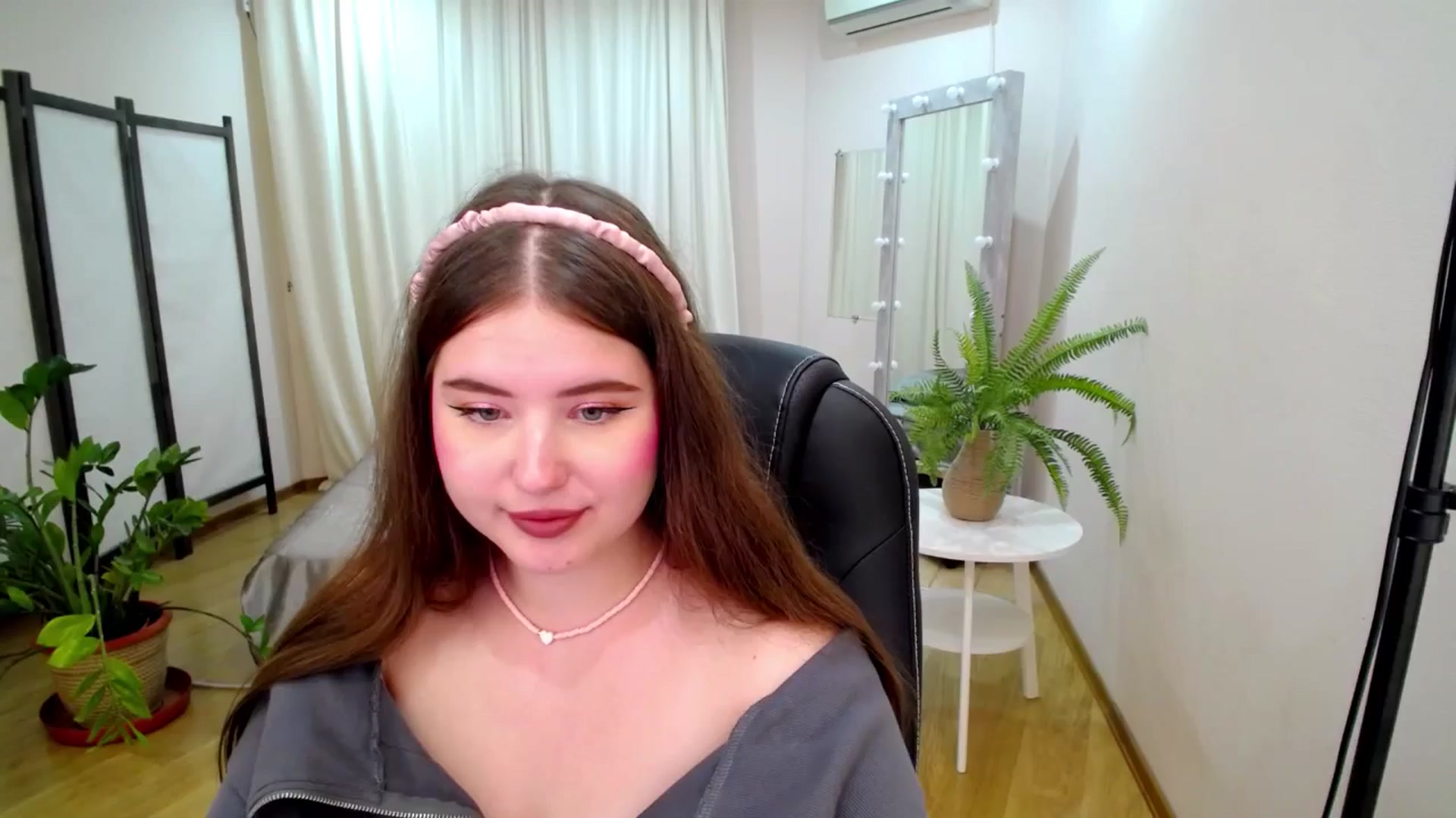 Gallery image thumbnail from AdmireMyEyes's myfreecams stream on, 07/06/2025, 09:49 image 1 of 20