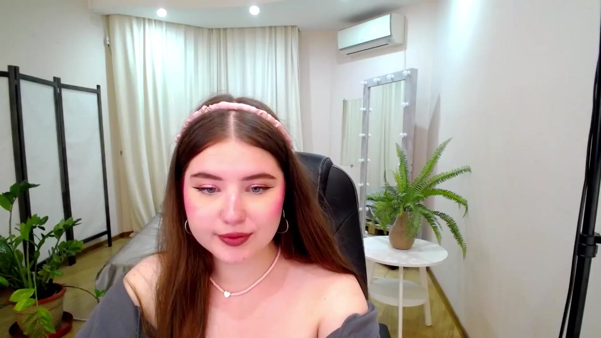 Gallery image thumbnail from AdmireMyEyes's myfreecams stream on, 07/06/2025, 09:49 image 10 of 20