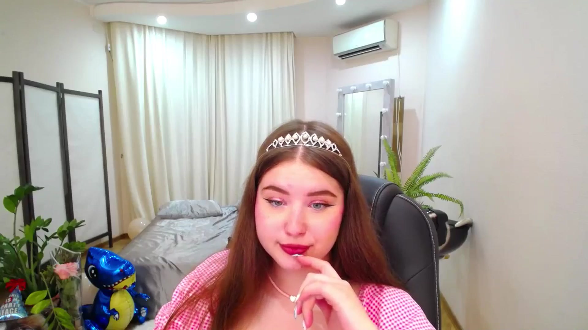Gallery image thumbnail from AdmireMyEyes's myfreecams stream on, 07/08/2025, 10:02 image 10 of 20