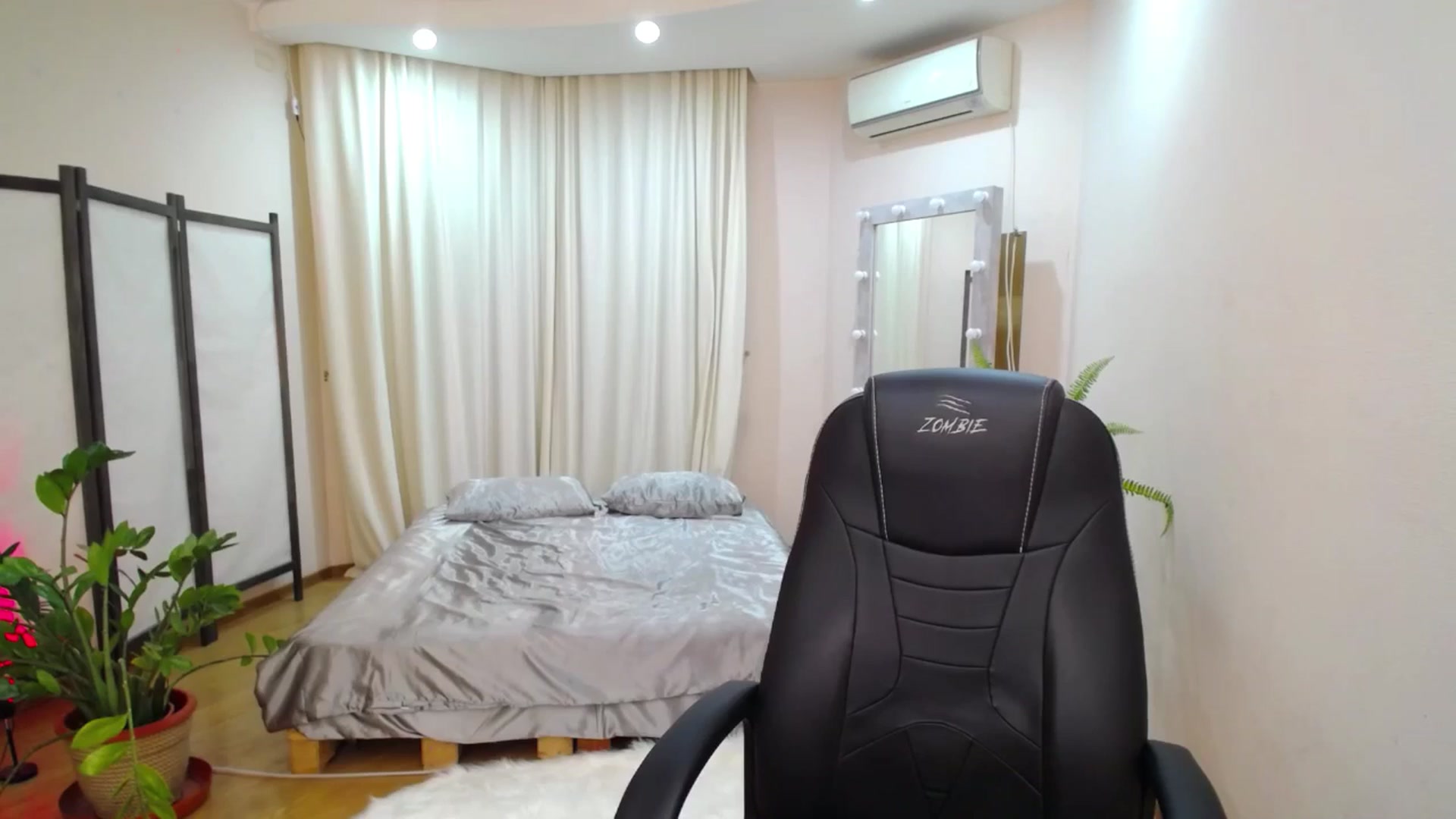 Gallery image thumbnail from AdmireMyEyes's myfreecams stream on, 07/13/2025, 19:48 image 18 of 20