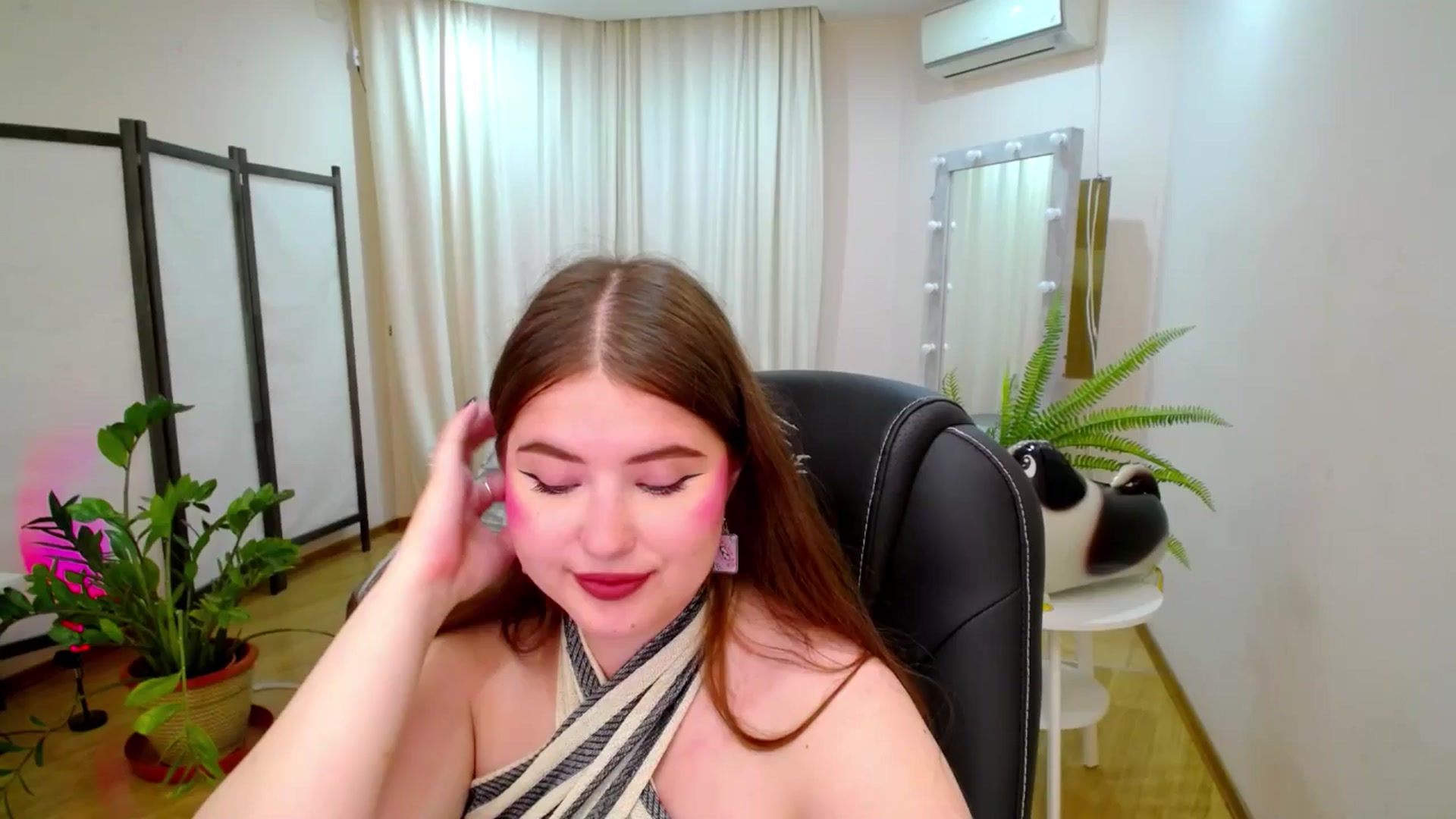 Gallery image thumbnail from AdmireMyEyes's myfreecams stream on, 07/17/2025, 07:46 image 4 of 20