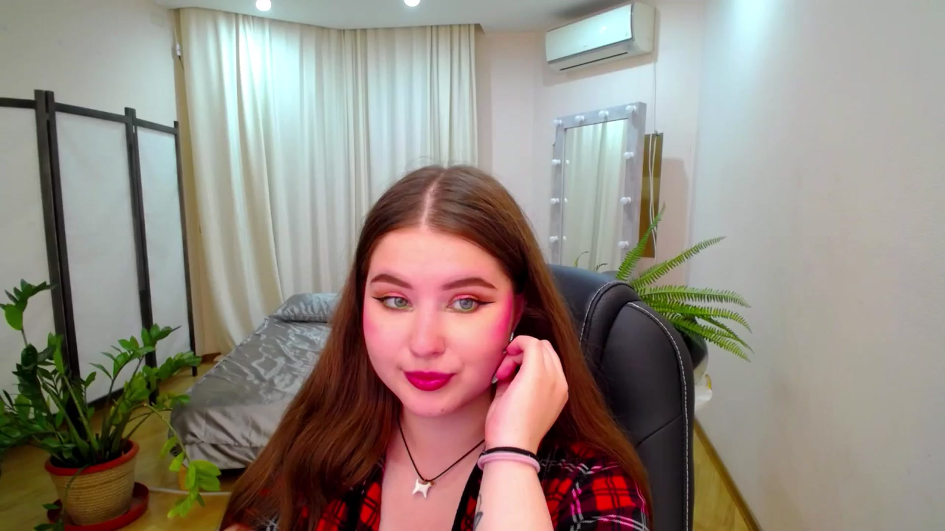 Gallery image thumbnail from AdmireMyEyes's myfreecams stream on, 07/31/2025, 24:11 image 19 of 20