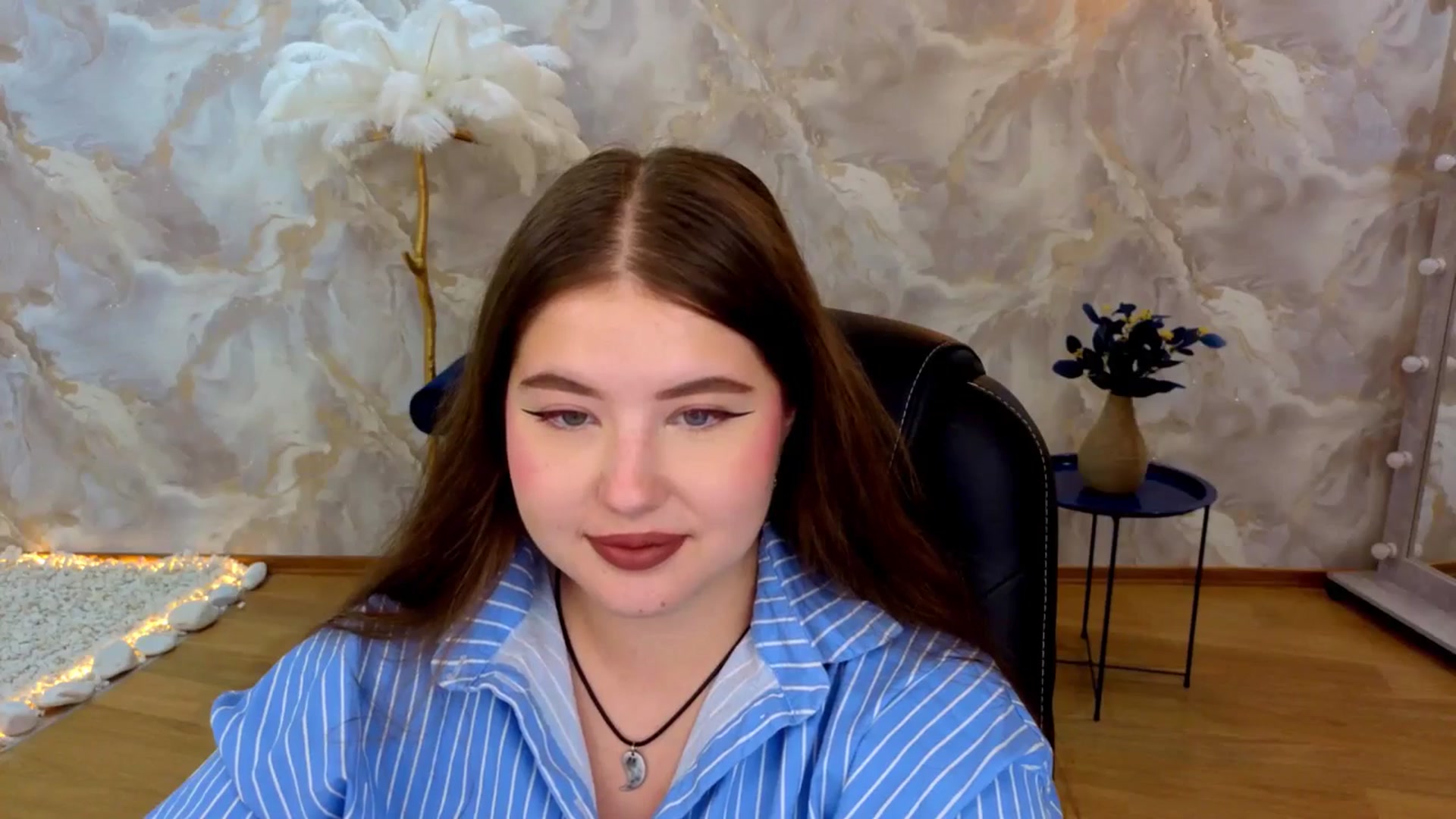 Gallery image thumbnail from AdmireMyEyes's myfreecams stream on, 08/26/2025, 21:24 image 6 of 20