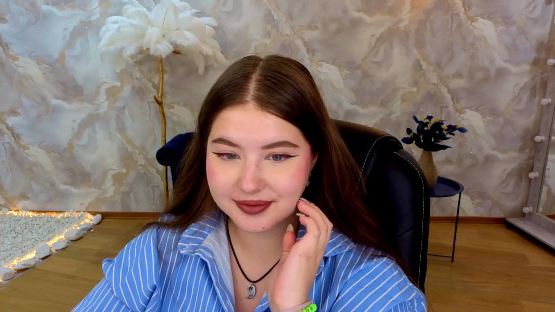Gallery image thumbnail from AdmireMyEyes's myfreecams stream on, 08/26/2025, 21:24 image 4 of 20