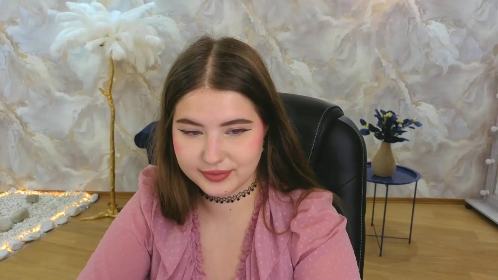 Gallery image thumbnail from AdmireMyEyes's myfreecams stream on, 09/04/2025, 07:47 image 15 of 20