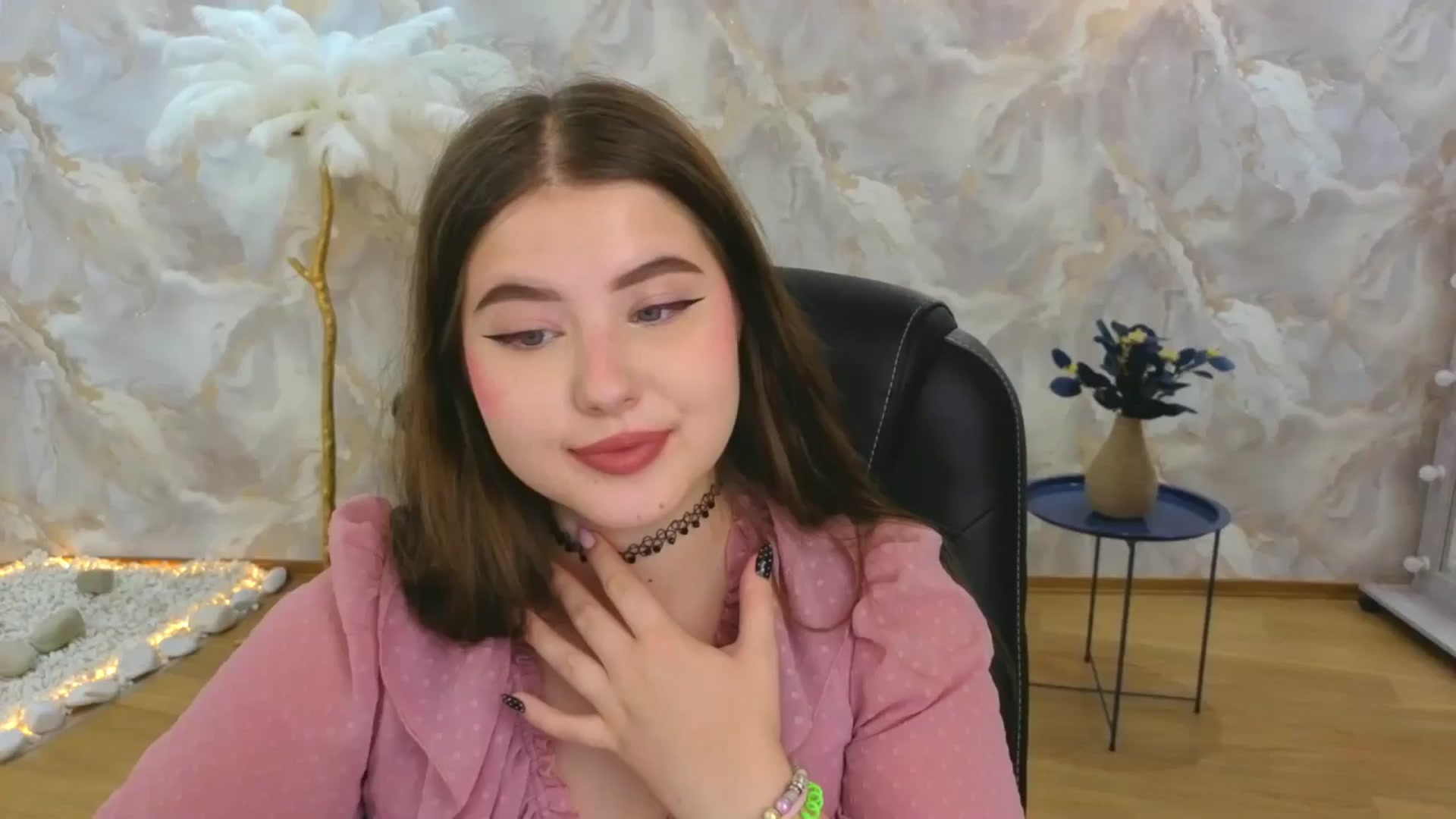 Gallery image thumbnail from AdmireMyEyes's myfreecams stream on, 09/04/2025, 07:47 image 11 of 20
