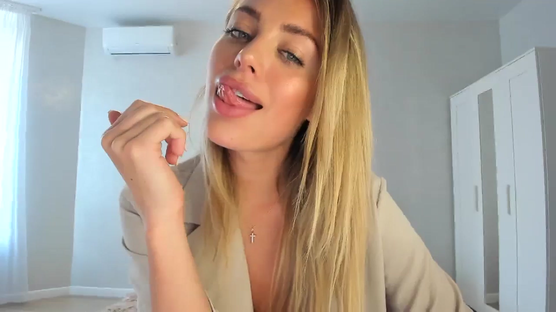 Gallery image thumbnail from Adri_sweetie's myfreecams stream on, 10/10/2023, 13:38 image 10 of 20