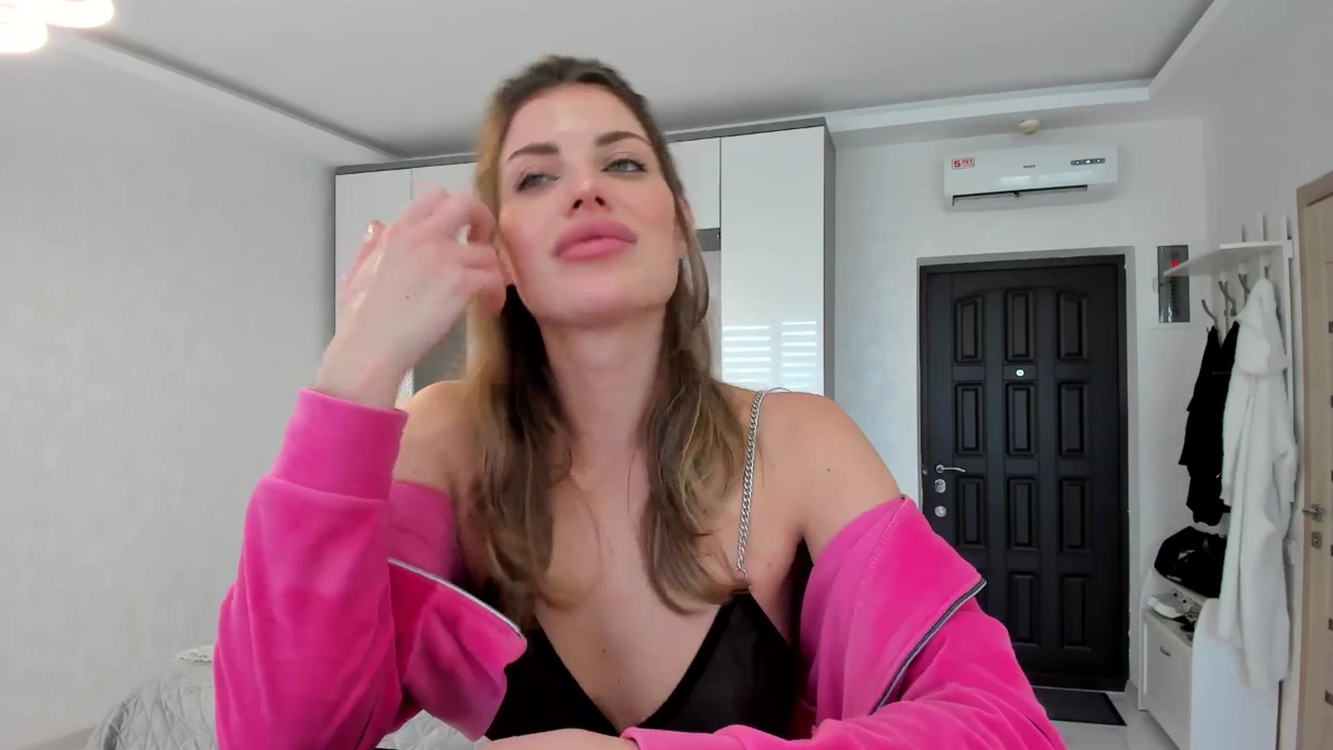 Gallery image thumbnail from Adri_sweetie's myfreecams stream on, 03/18/2025, 14:04 image 17 of 20