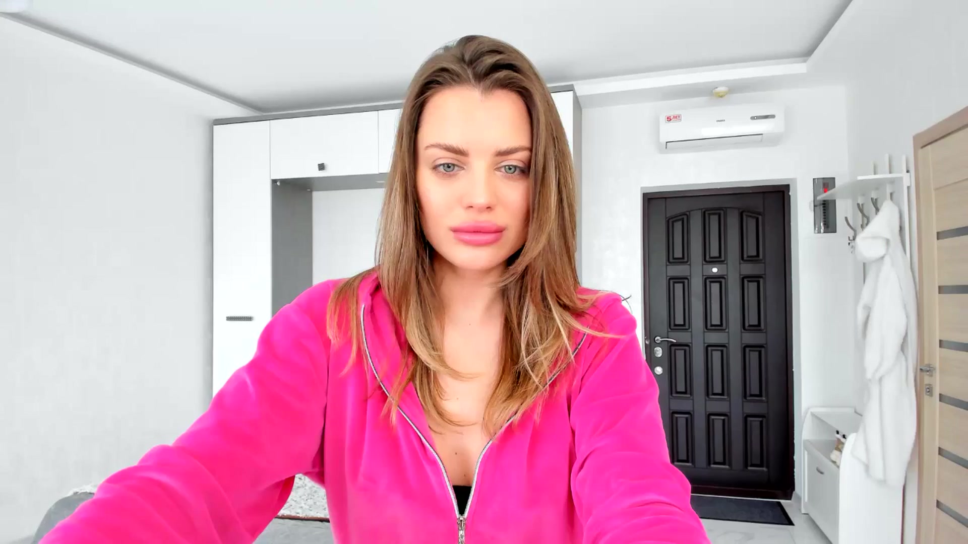 Gallery image thumbnail from Adri_sweetie's myfreecams stream on, 03/19/2025, 12:17 image 1 of 20