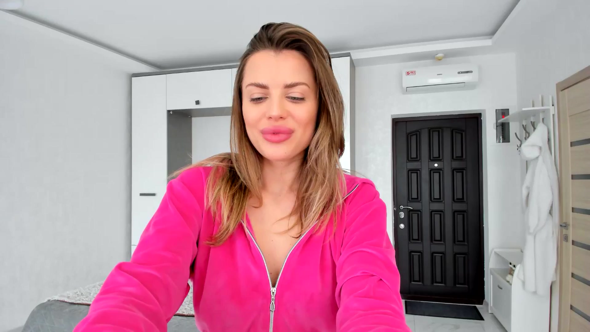 Gallery image thumbnail from Adri_sweetie's myfreecams stream on, 03/19/2025, 12:53 image 14 of 20