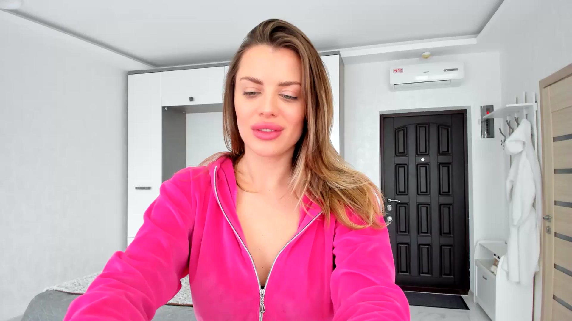 Gallery image thumbnail from Adri_sweetie's myfreecams stream on, 03/19/2025, 12:53 image 10 of 20
