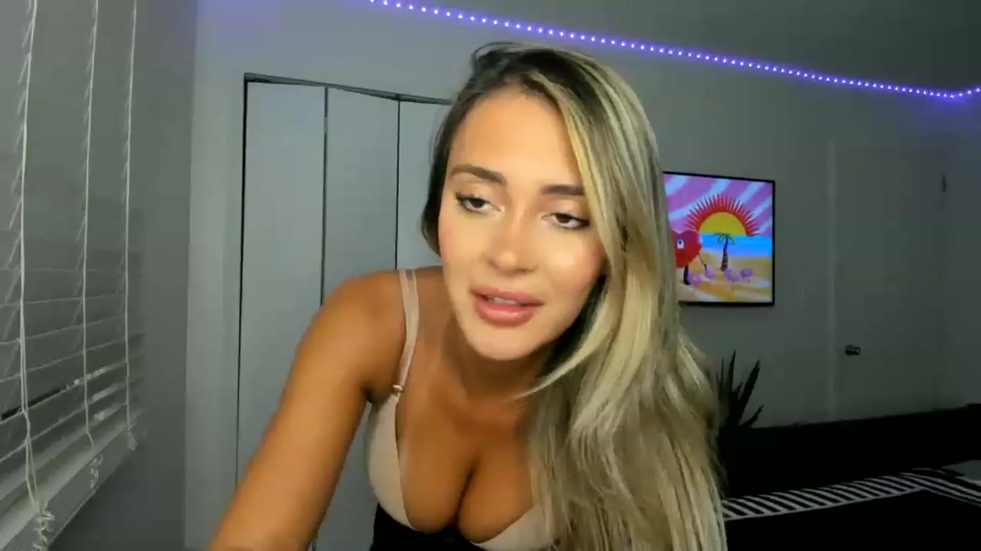 Gallery image thumbnail from AdrianaElla's myfreecams stream on, 01/13/2023, 24:03 image 16 of 20